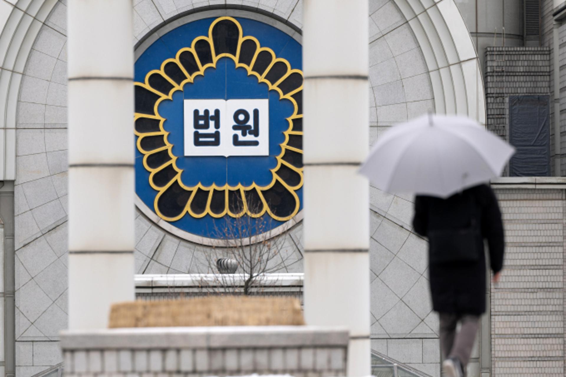 서부지법 난동 녹색 점퍼남, 징역 3년 선고받아… 1심보다 형량 줄어