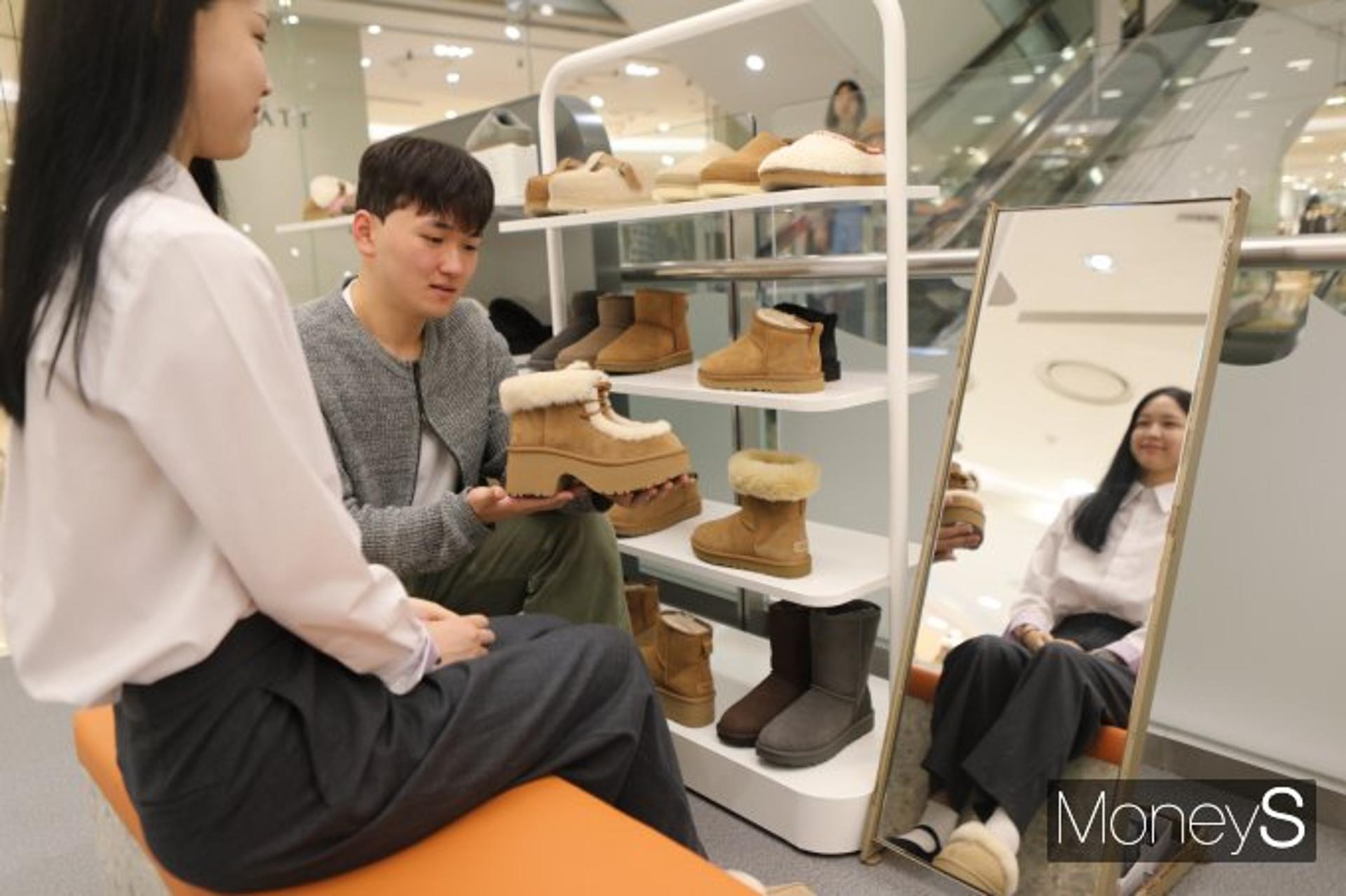 [머니S포토] 롯데백광주점, 천연 양털 슈즈 '어그' 팝업
