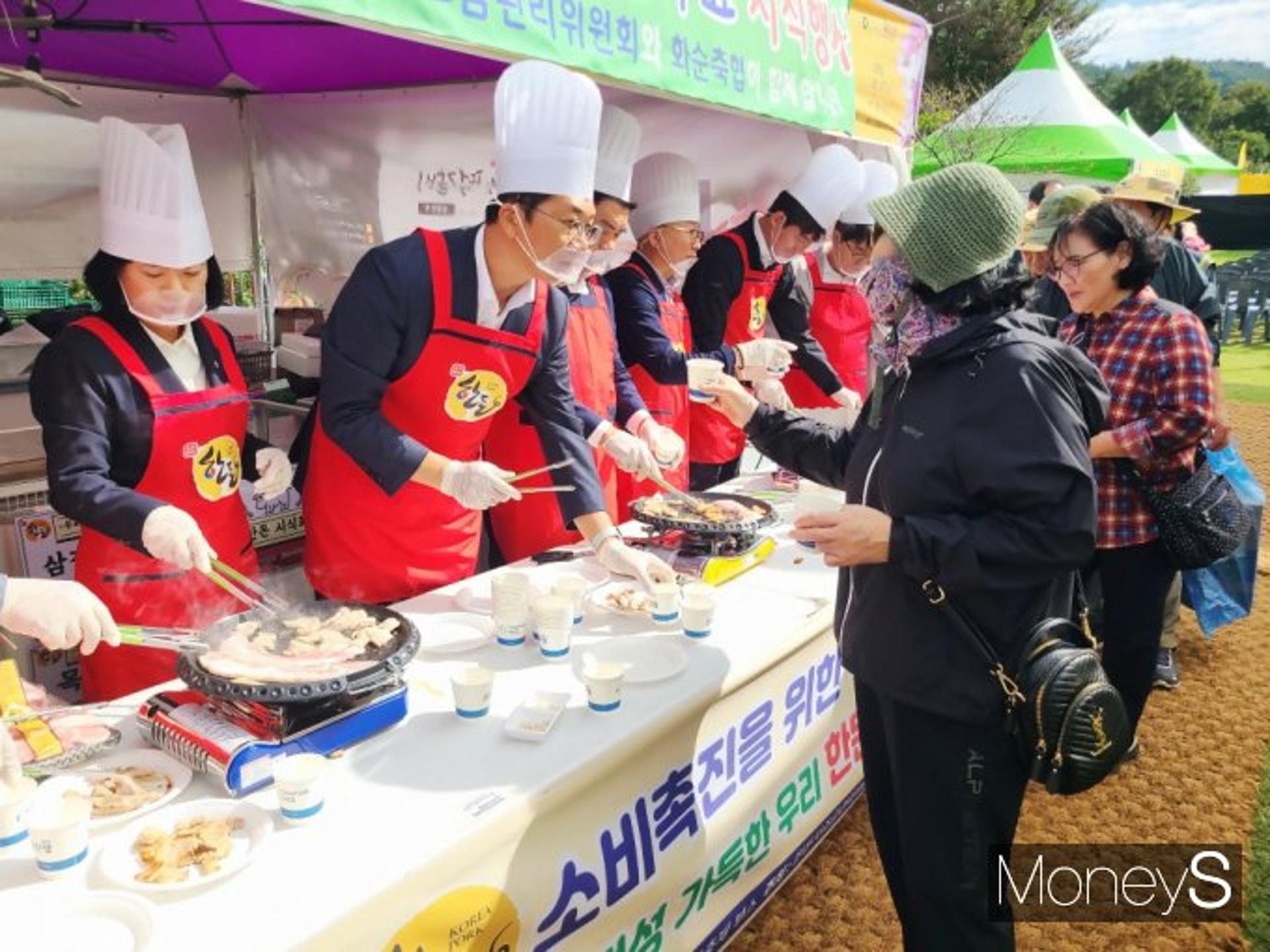 [머니S포토] 전남농협, 화순 축제장서 한돈 할인 행사