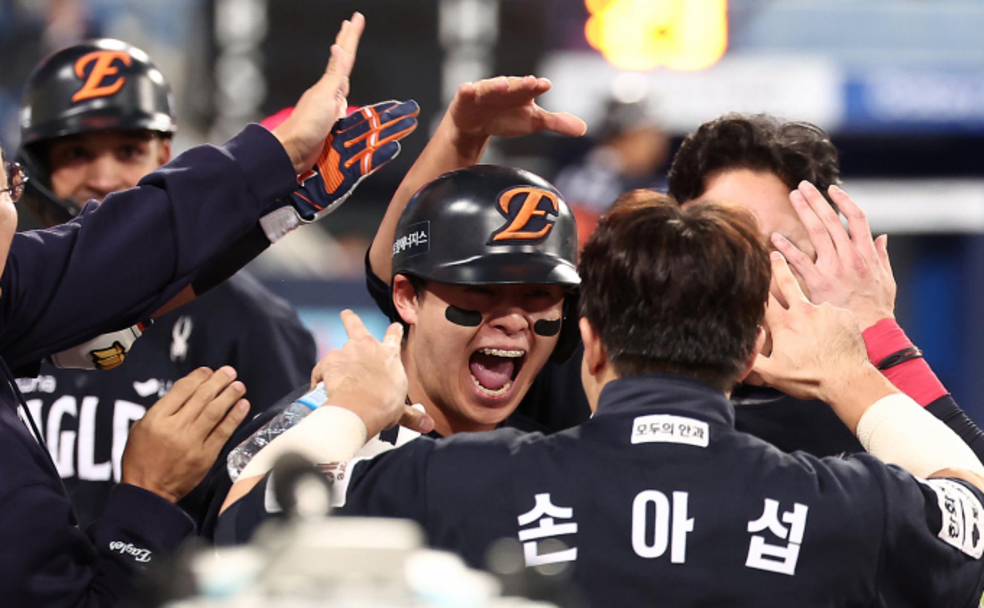 문동주 4이닝 역투·노시환 역전포… 한화, PO 3차전서 삼성 제압
