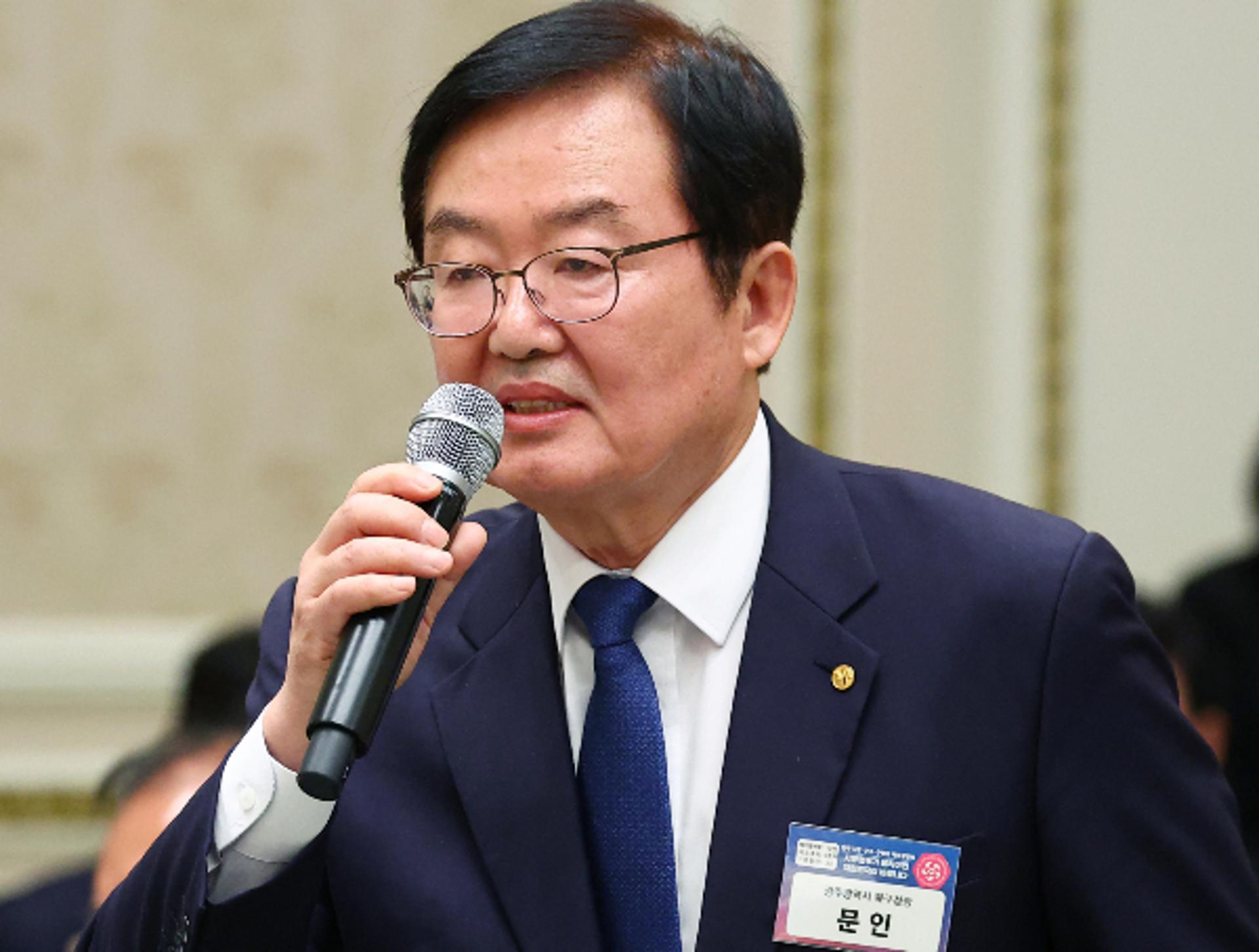 여성간부 8명 '백댄서' 세워 열창하더니… 광주 북구청장 "자책감 시달려"