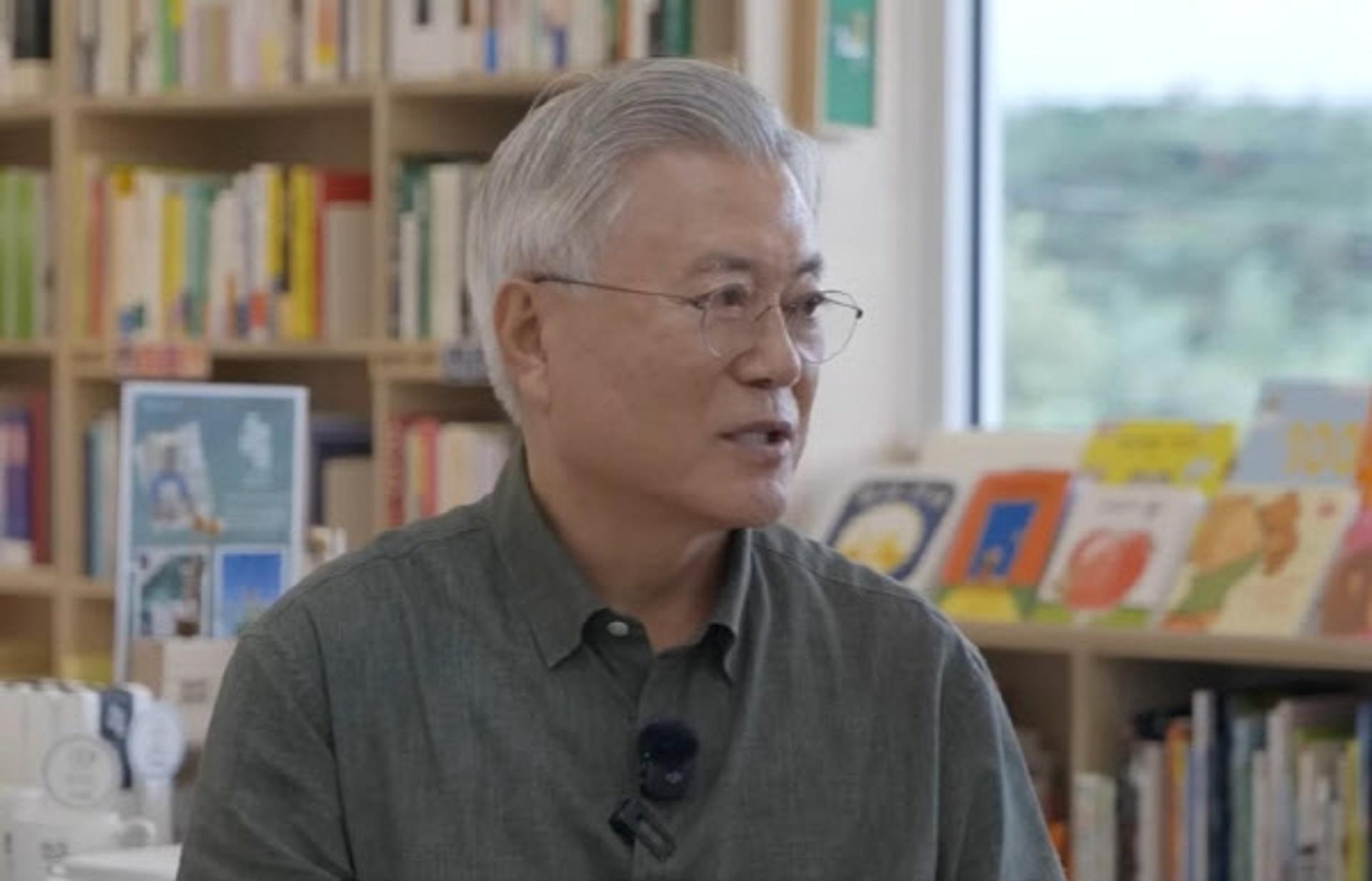 '책방지기' 문재인, 전직 대통령 최초 '유튜버'됐다… 첫 영상은?