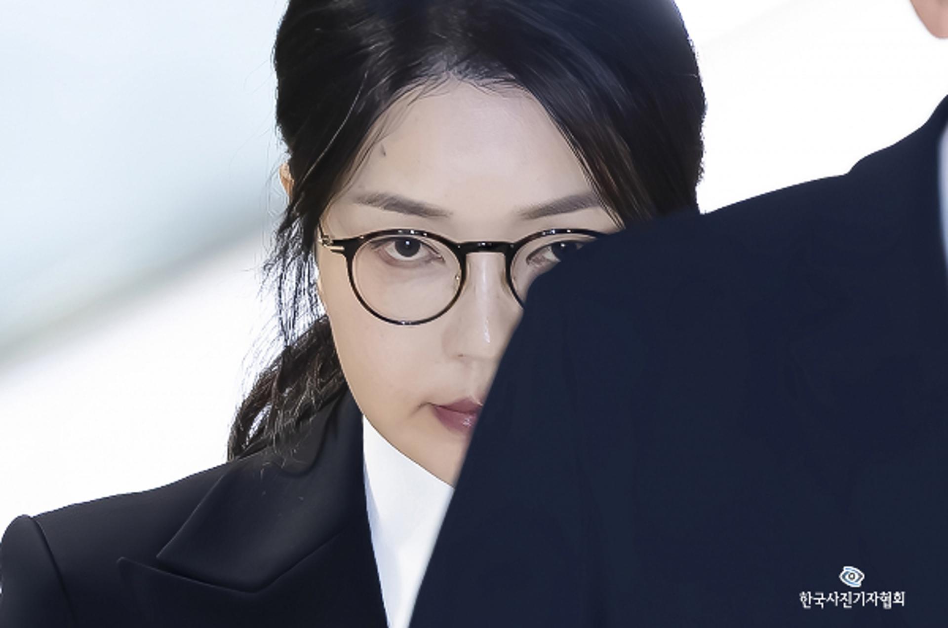 김건희, 부축받으며 법정 입정… 법원, 재판 중계 일부 허가