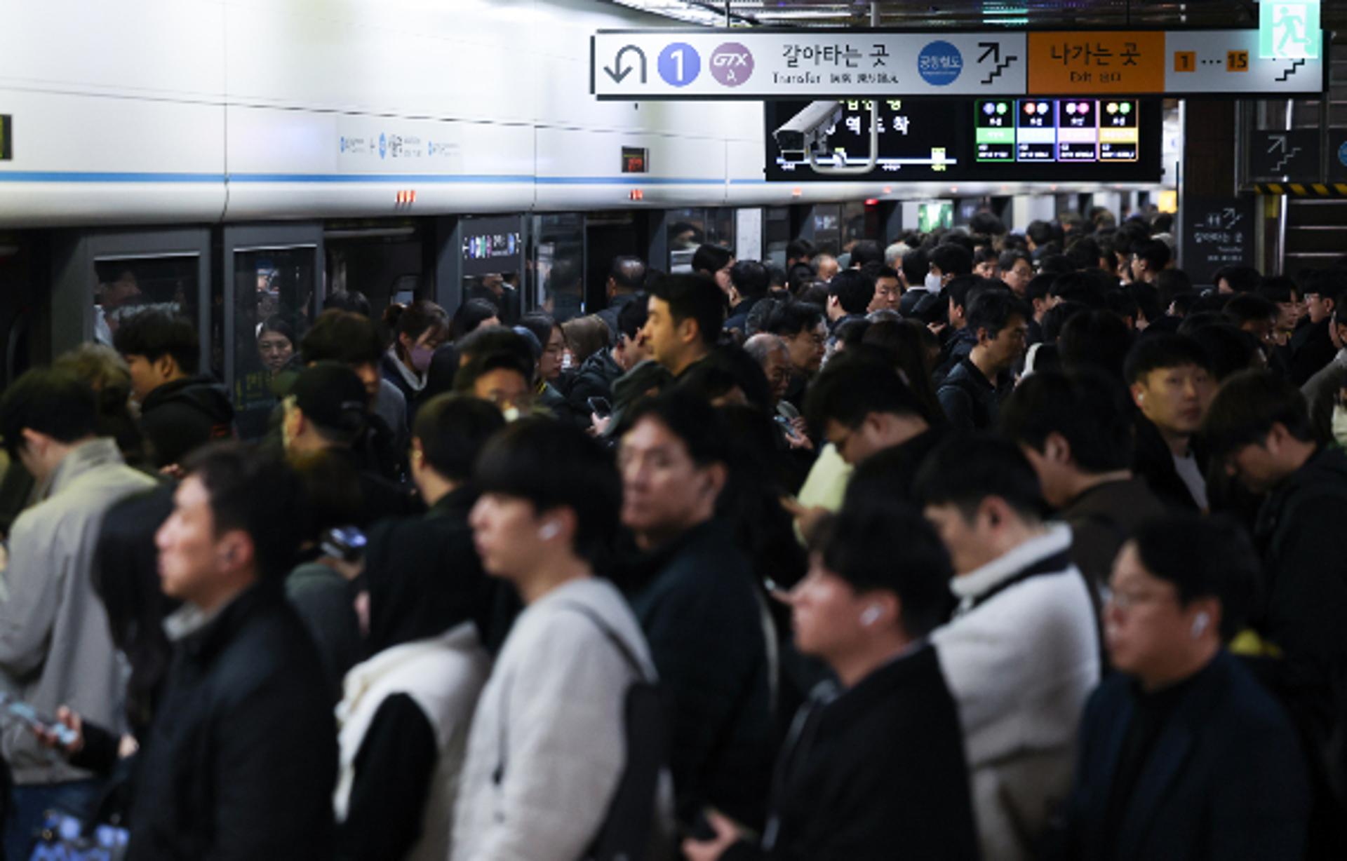 "출퇴근길 험난할 듯"… 서울지하철 1~8호선 '준법운행' 돌입