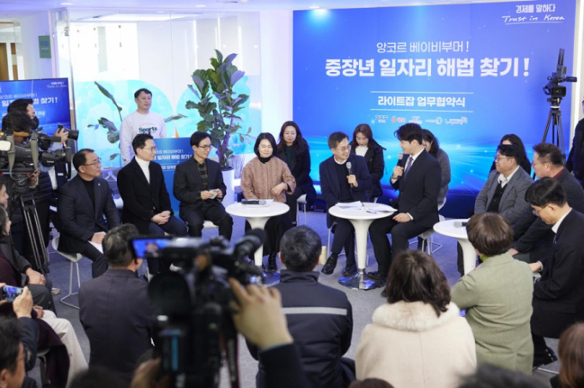 베이비부머 2377명 재취업…경기도 '라이트잡'의 마법