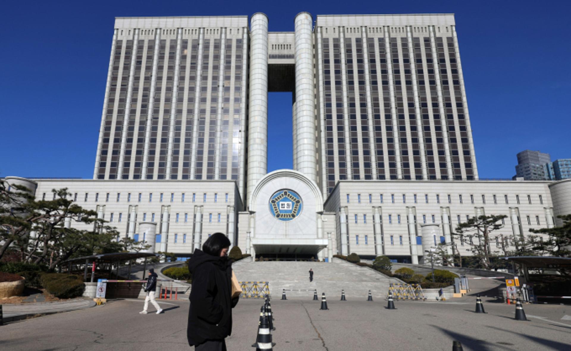 '8억 비트코인'에 군 기밀 넘긴 가상화폐 거래소 대표 징역 4년