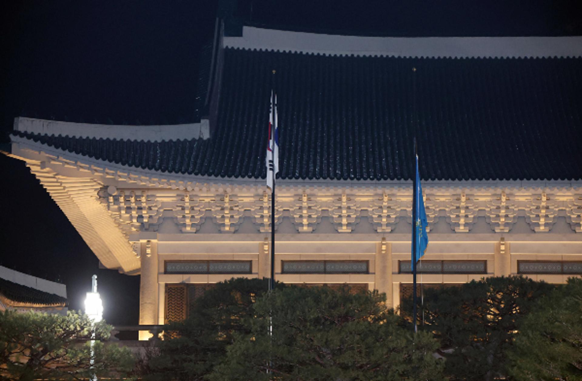 이 대통령, 다시 여는 '청와대 시대'… 3년7개월 만에 '봉황기' 게양