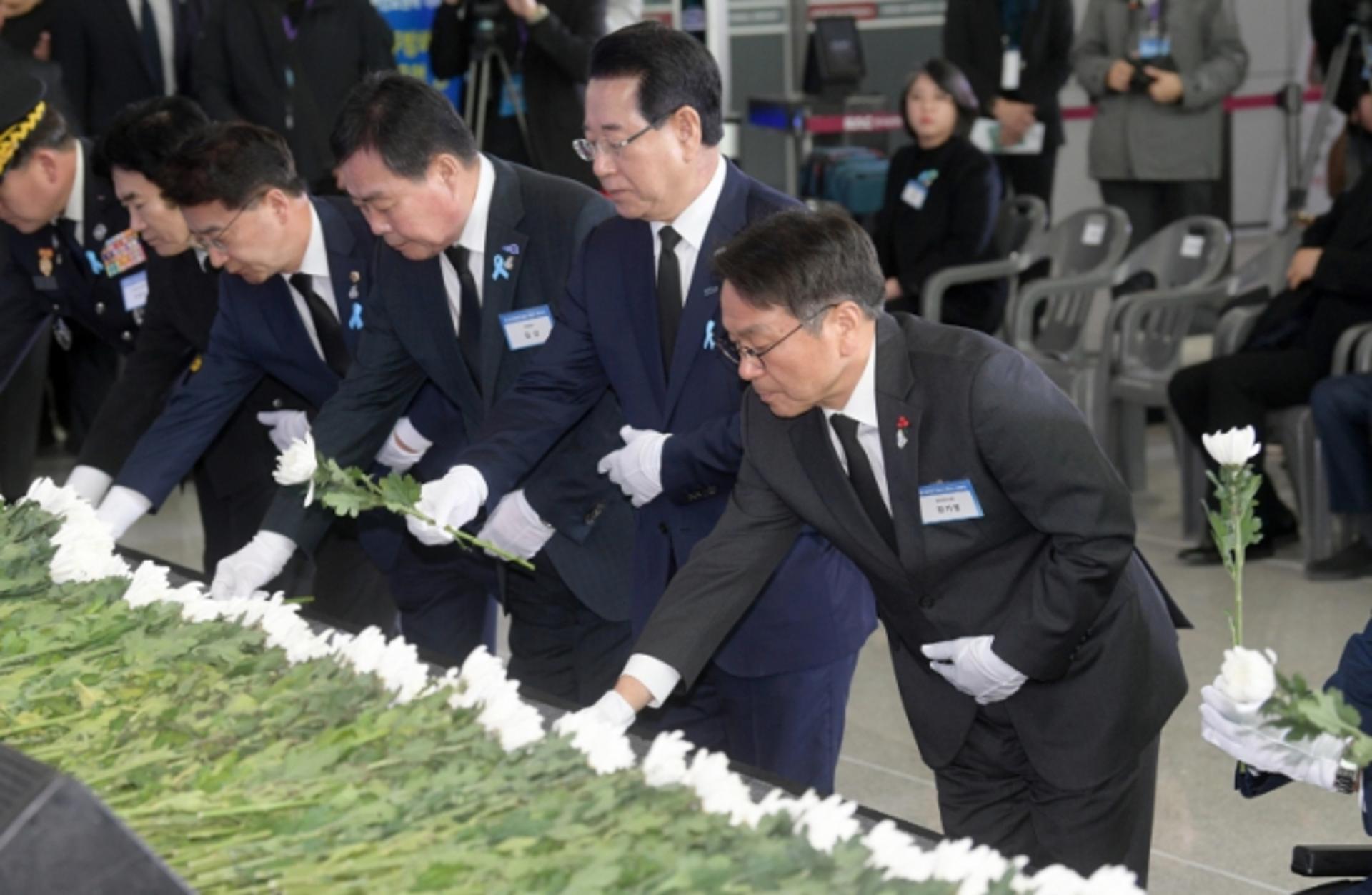 [머니S포토] 강기정 광주시장, 제주항공 여객기 참사 1주년 추모