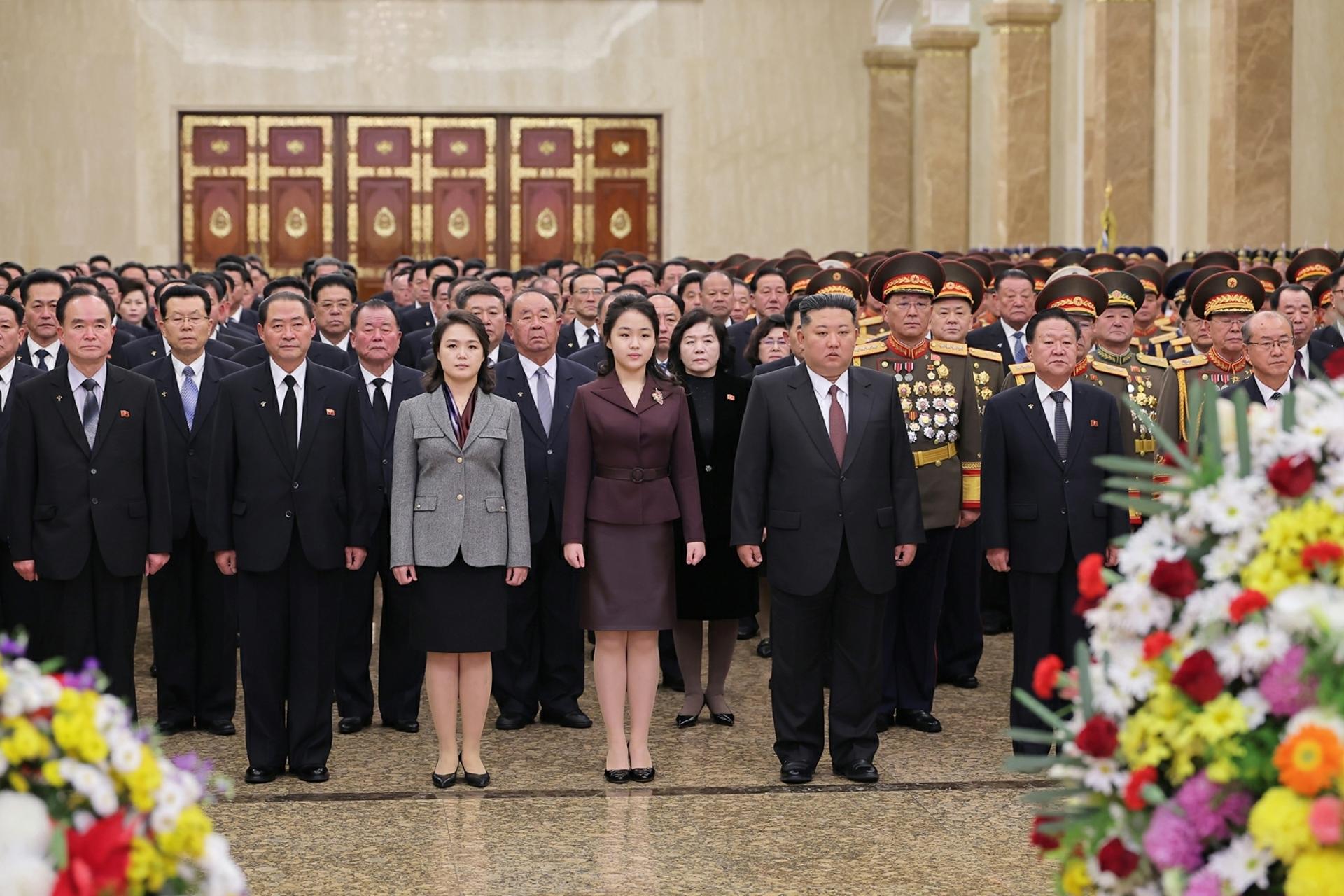 김정은, 딸 주애와 금수산태양궁전 참배… 후계 구도 정했나?