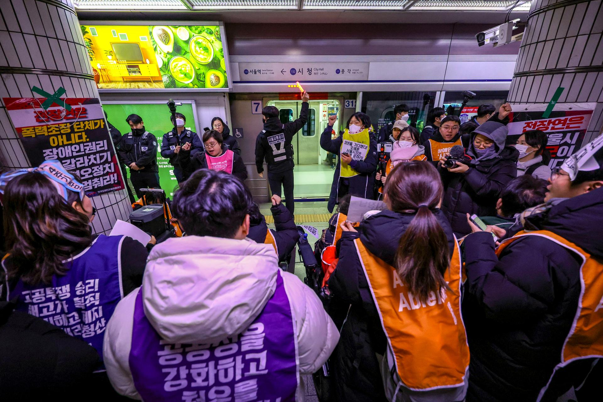 1호선 시청역 열차 무정차 통과… 전장연 지하철 탑승 시위 중