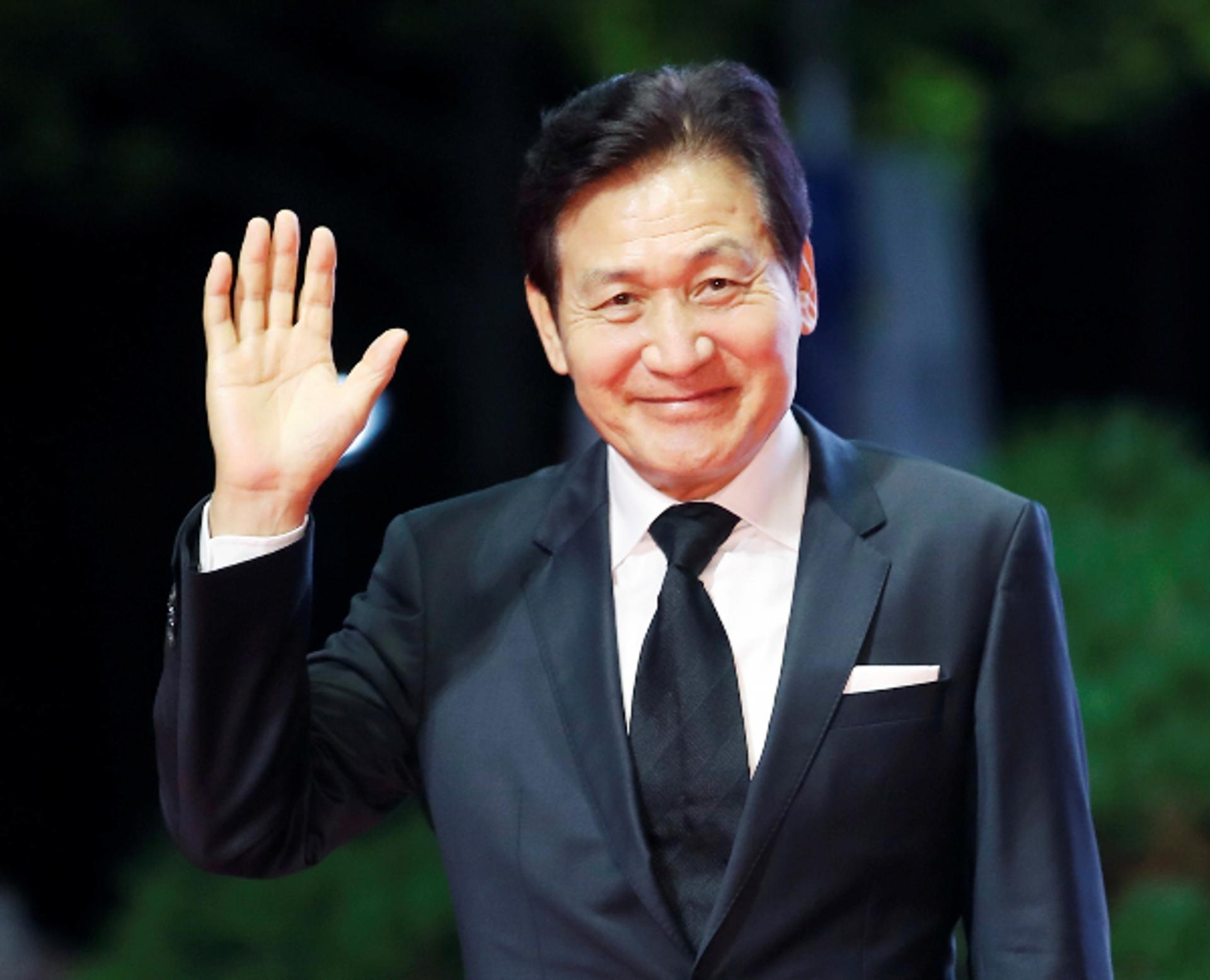 '국민배우' 안성기, 74세 별세… 영화인장으로 이정재·정우성 운구