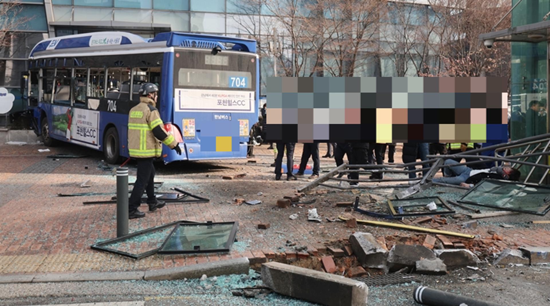서대문역 인근 건물로 시내버스 돌진… 4명 부상 당해
