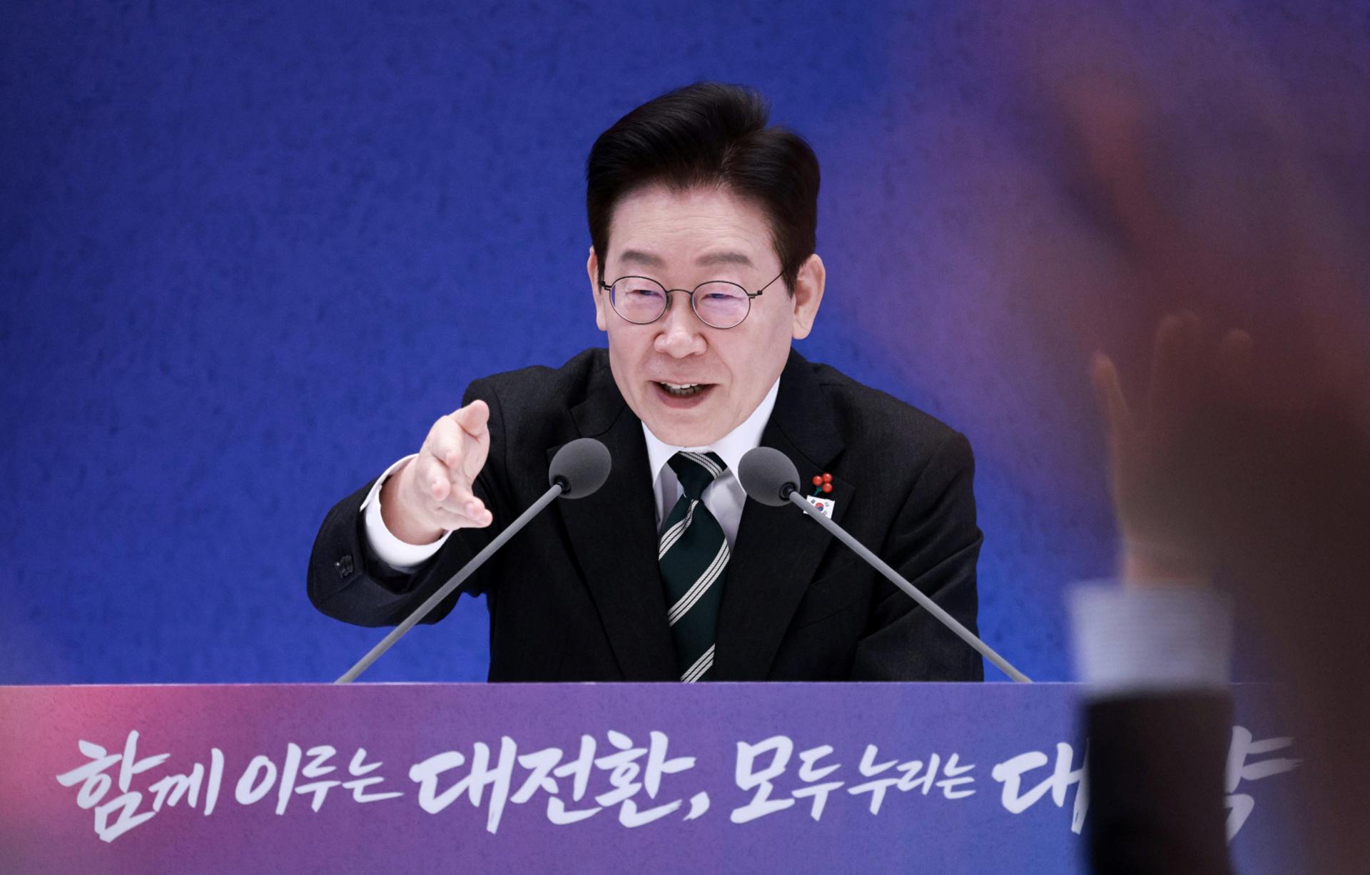 "우리가 언제 사랑하는 사이 됐나?"… 이 대통령 농담에 폭소 만발