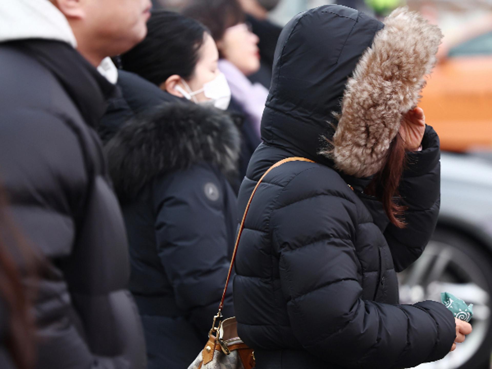 [오늘날씨] "빙판길 조심하세요"… 강한 바람, 최저 '영하 16도' 강추위