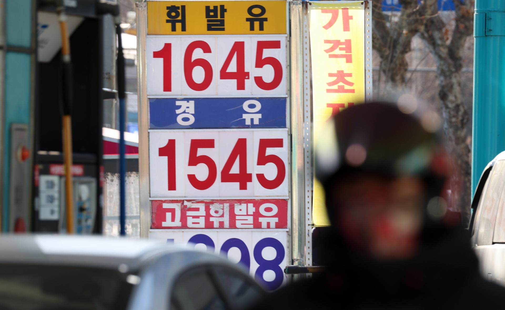 주유소 기름값 8주 연속 하락… 휘발유 평균가 ℓ당 1690.6원