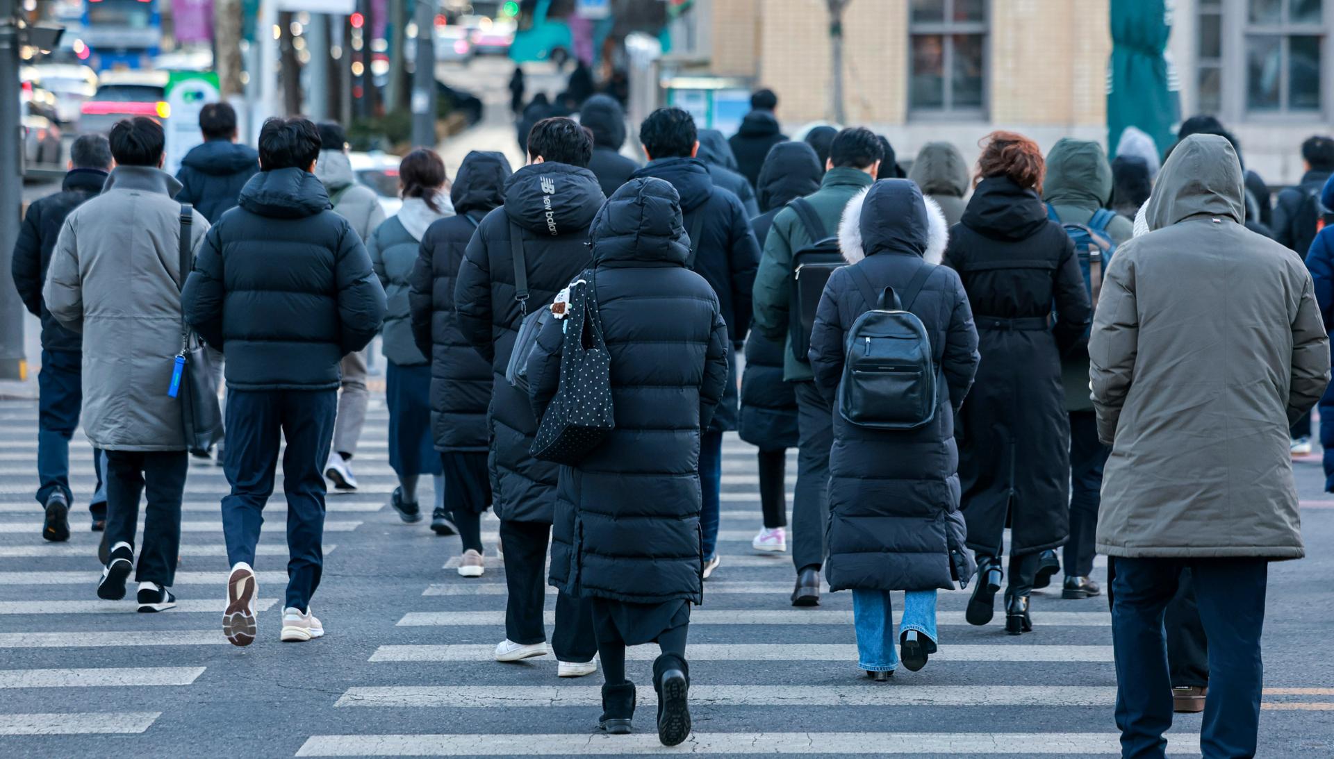 [오늘날씨] "다시 한파, 출근길 롱패딩 필수"…최저 영하 12도로 '뚝'