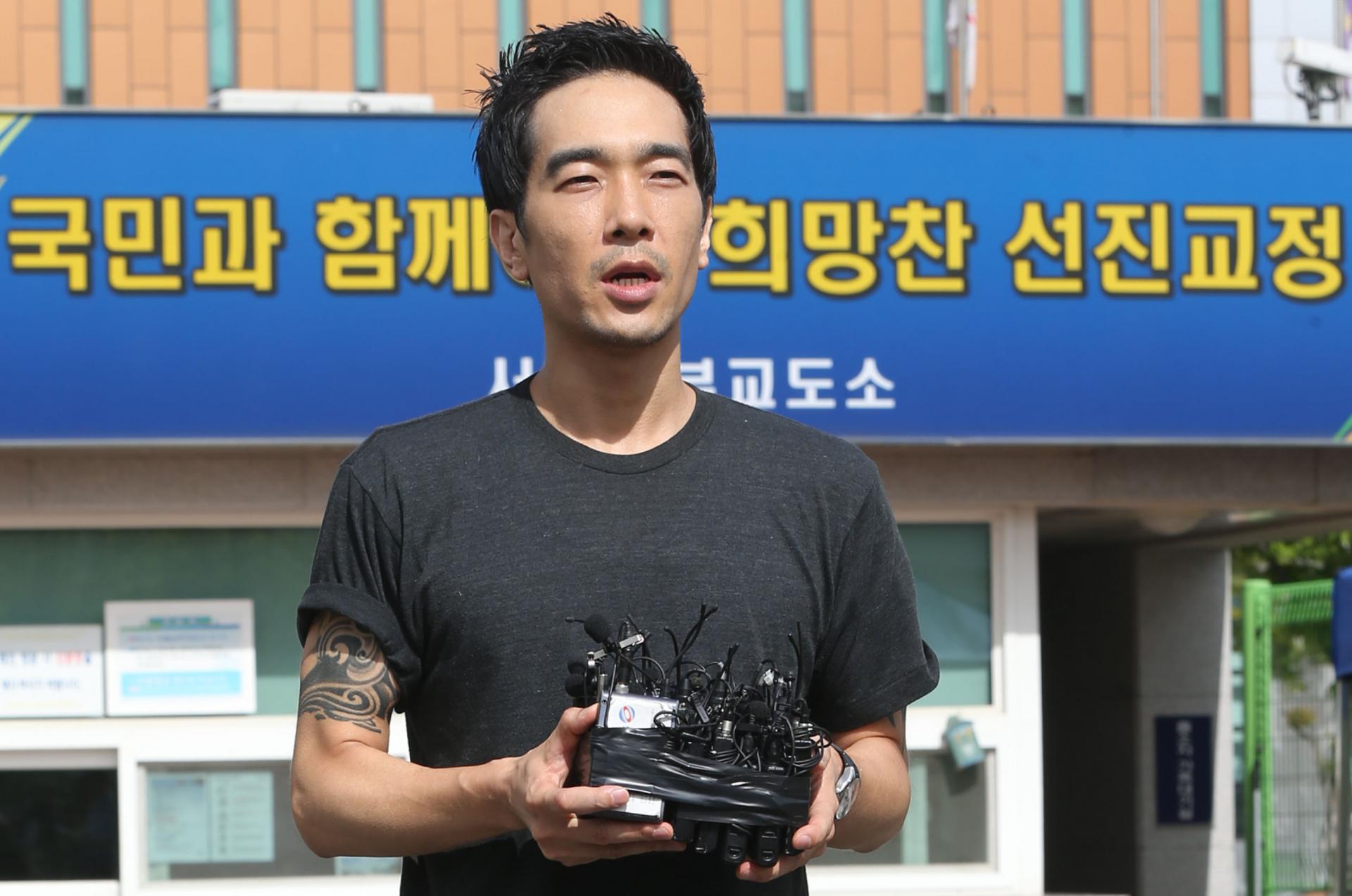 "저급한 X도 버젓이 활동"…'미성년 성범죄' 고영욱, MC딩동 저격