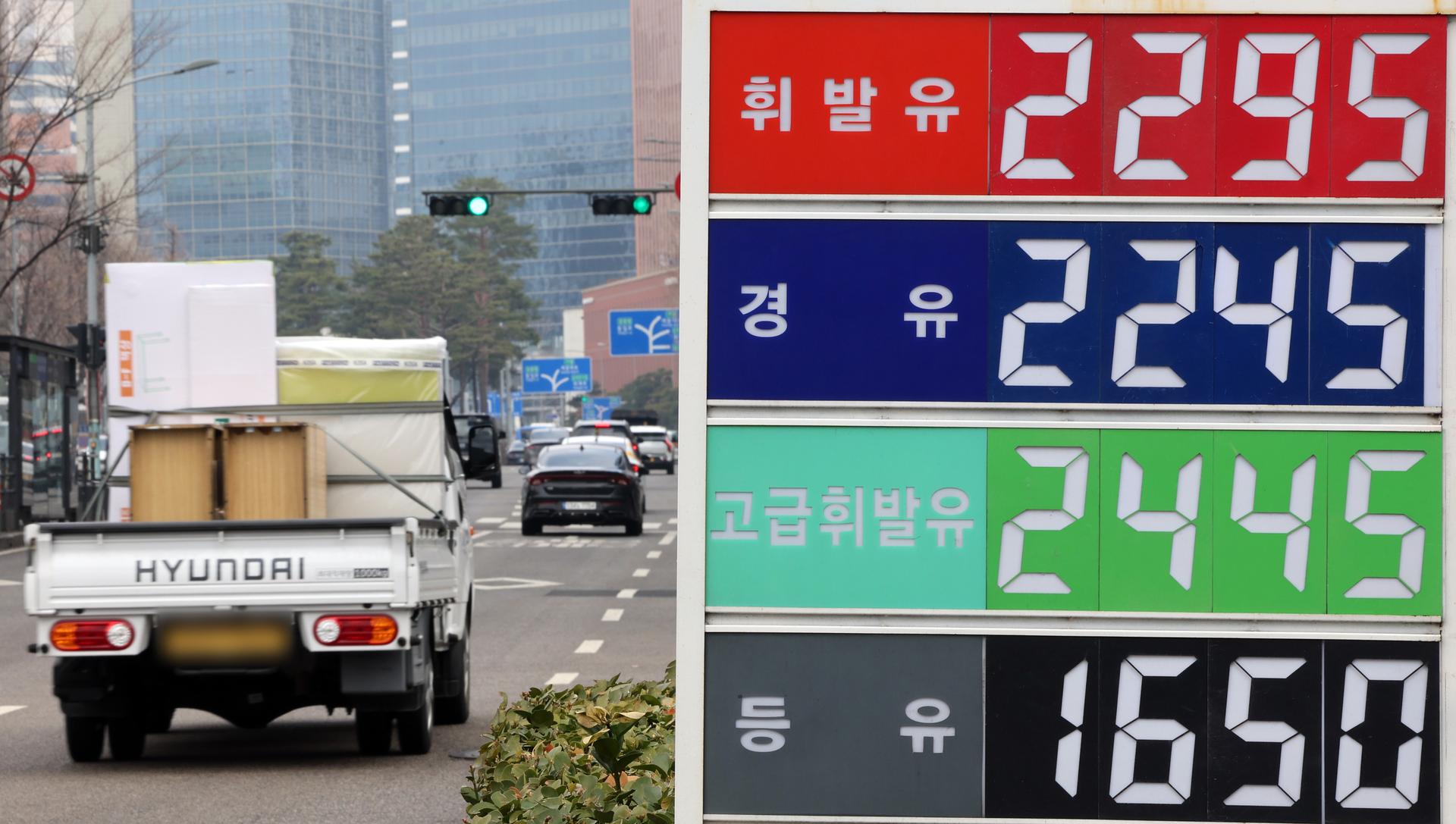 '최고가격제·횡재세' 조여오는 정부에 울상짓는 정유업계