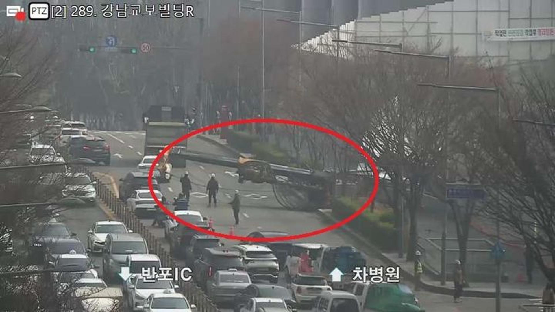 역삼동 공사장 중장비 넘어져 도로 마비…"인명피해 없어"