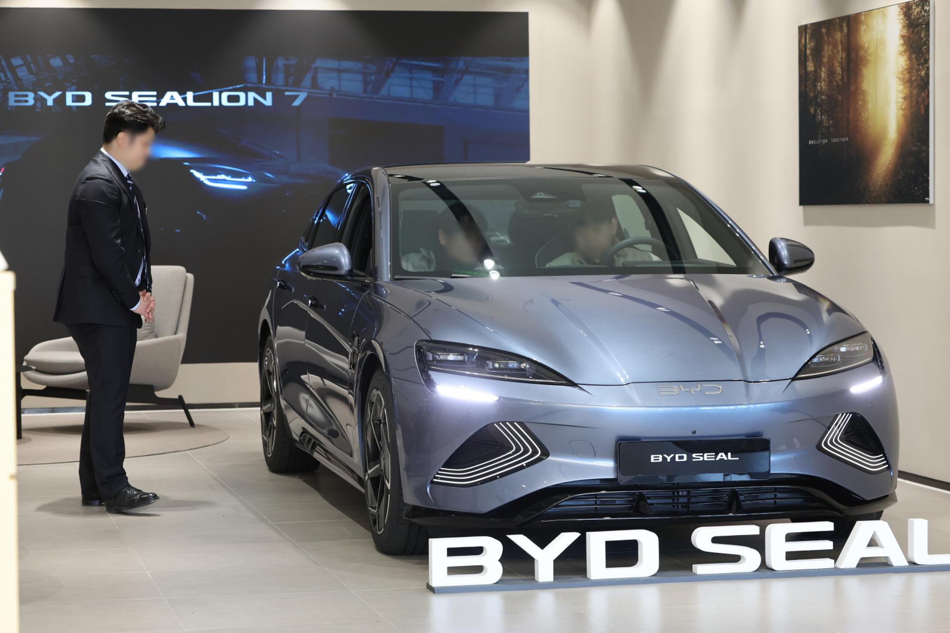 독주 체제 깨진 BYD…중국 내수 점유율 '반토막' 쇼크