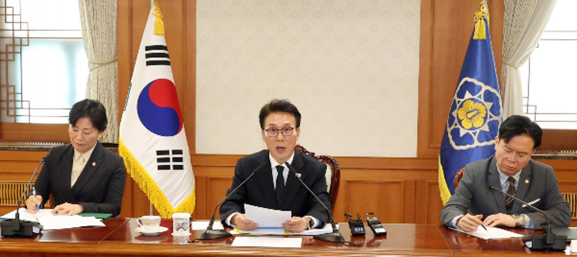 김 총리 "생필품 수급 차질 선제 대응…비상경제 지원반 가동"