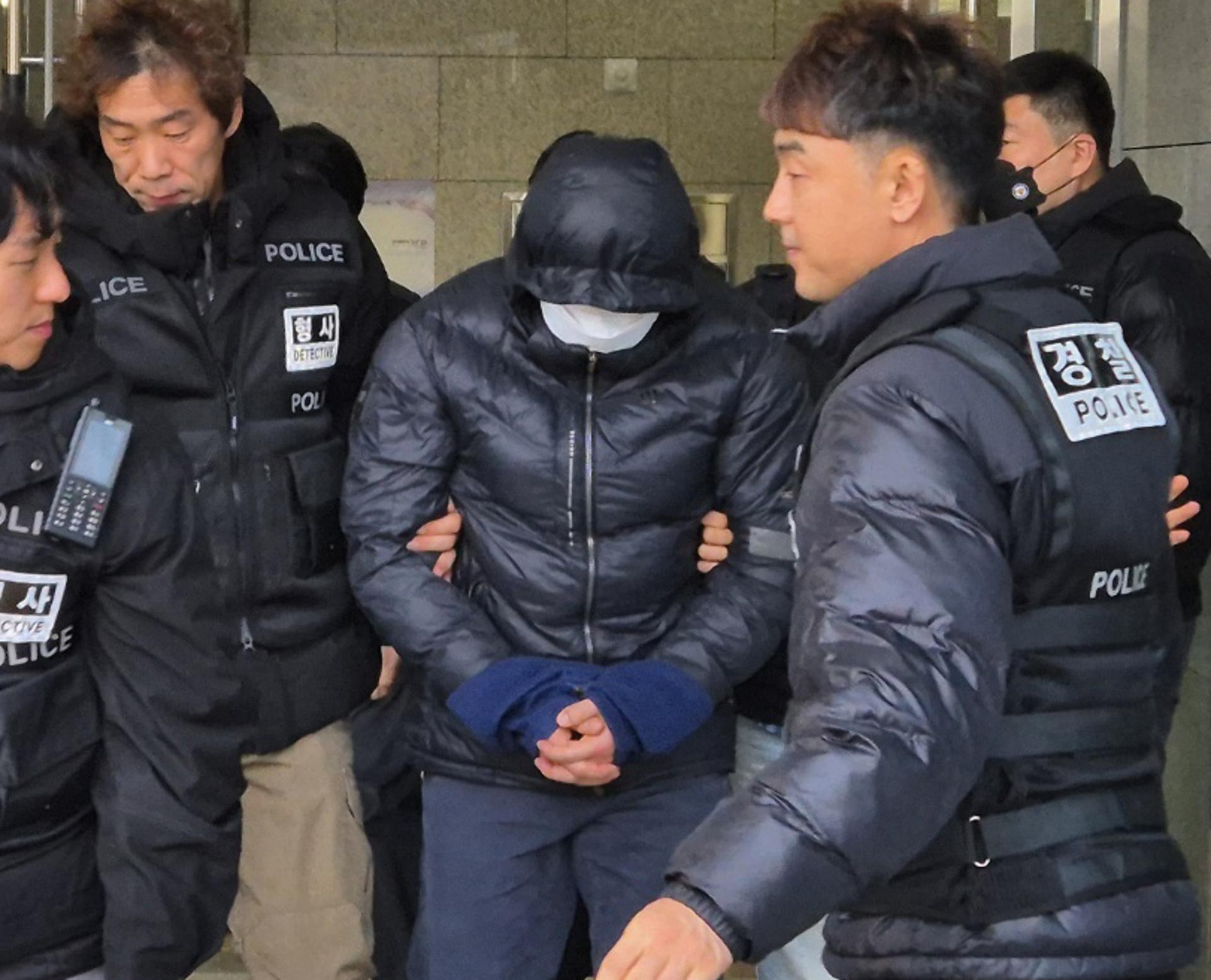 "계엄령 시작, 빨간 속옷 입어라"…미화원 괴롭힌 양양군 공무원 실형