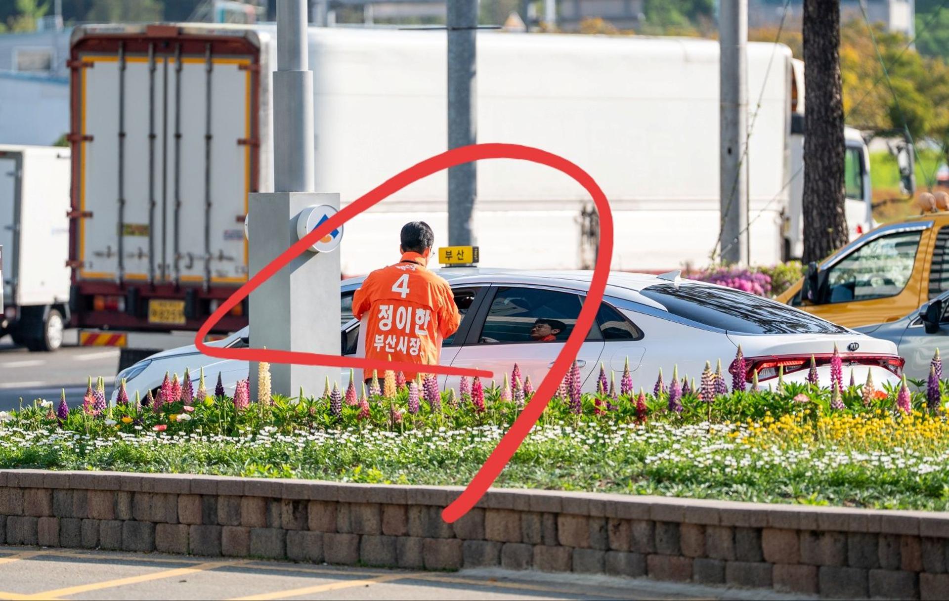 정이한 부산시장 후보 '커피 테러'