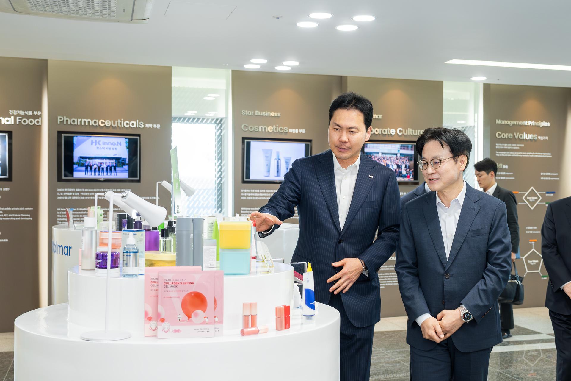 산업장관, '1호 유턴' 한국콜마서 "국내 복귀 적극 지원"
