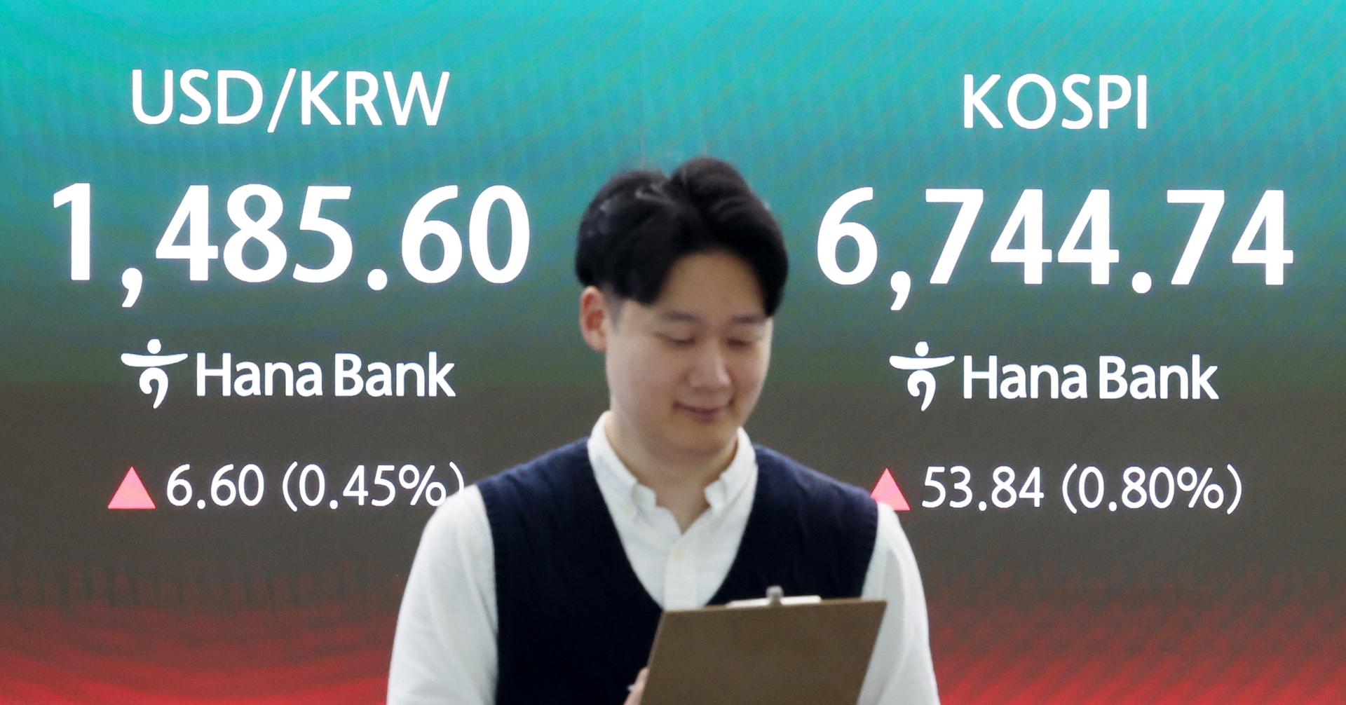 사상 최고치 '6750.27' 코스피, 출발부터 강세…환율 1486.5원