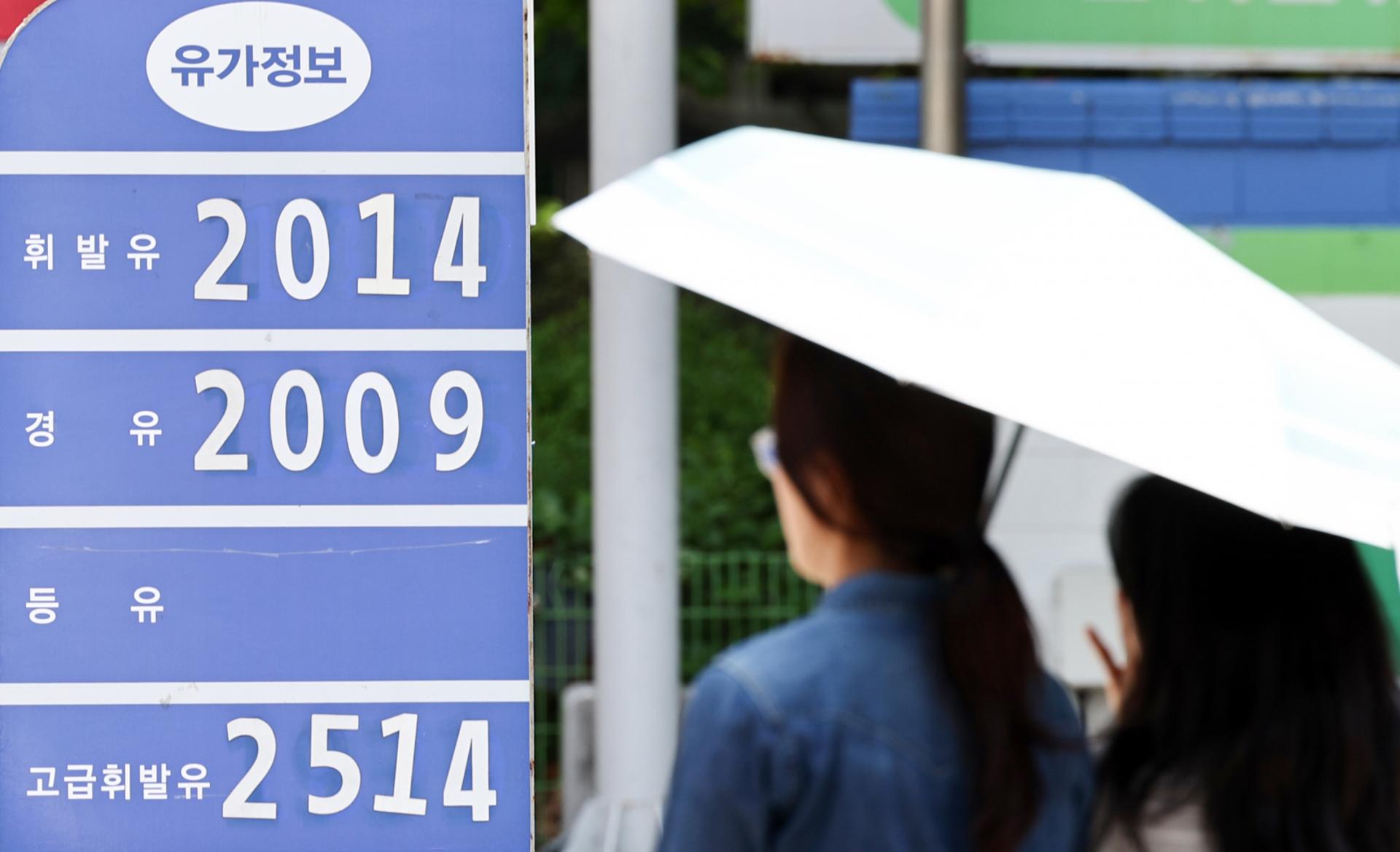갇힌 유조선만 2000척…호르무즈 개방 합의에도 '고유가 장기전'