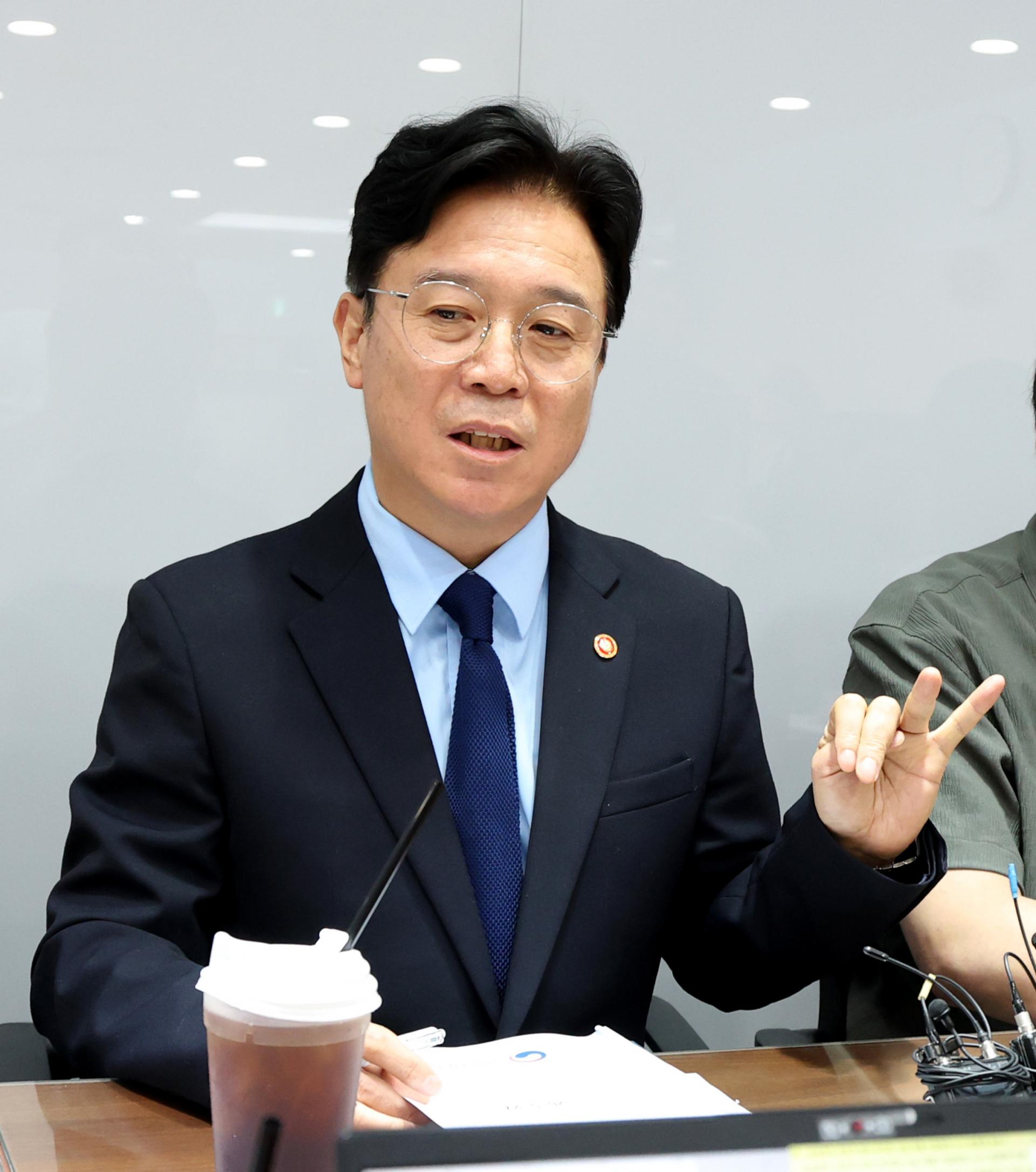 김영훈 노동장관 "정부가 대기업 이윤 뺏어 나눠준단 건 억측" 논란 진화