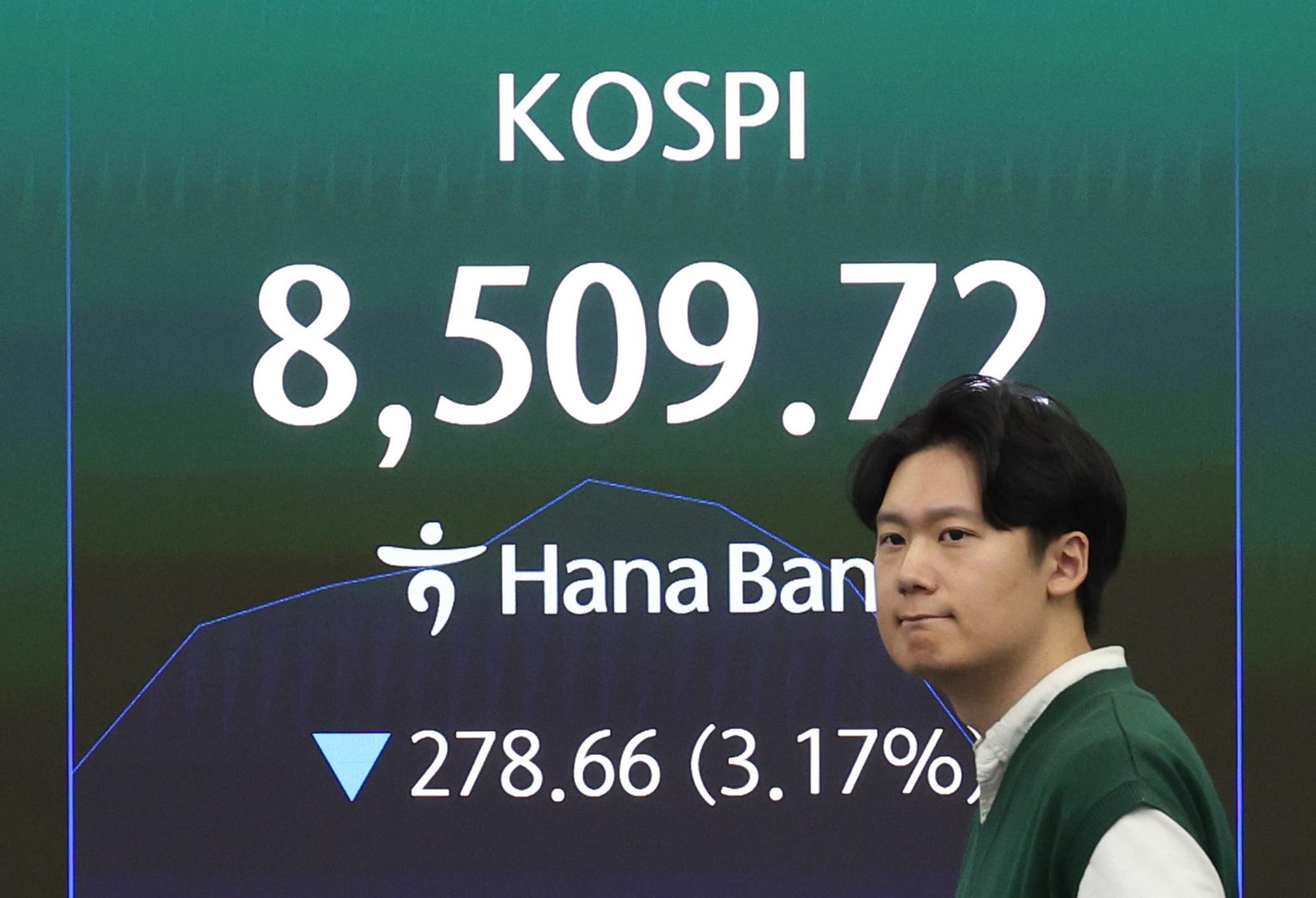 [티타임]코스피, 8600선 하락세 지속…외인 5조4000억 '팔자'