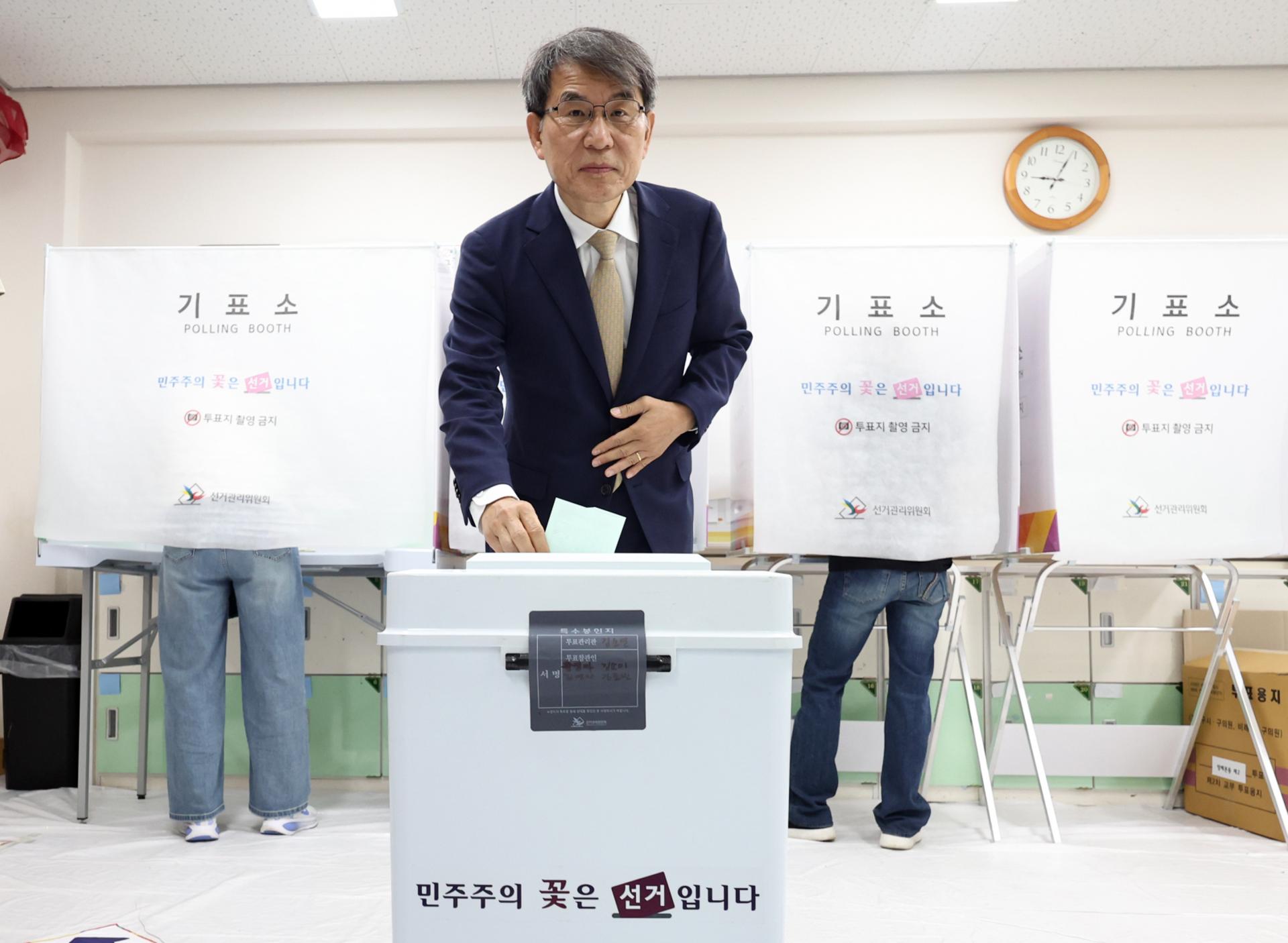 선관위, 사상 초유 '투표용지 부족' 사태 "깊이 사과…마감 후 투표 안내"