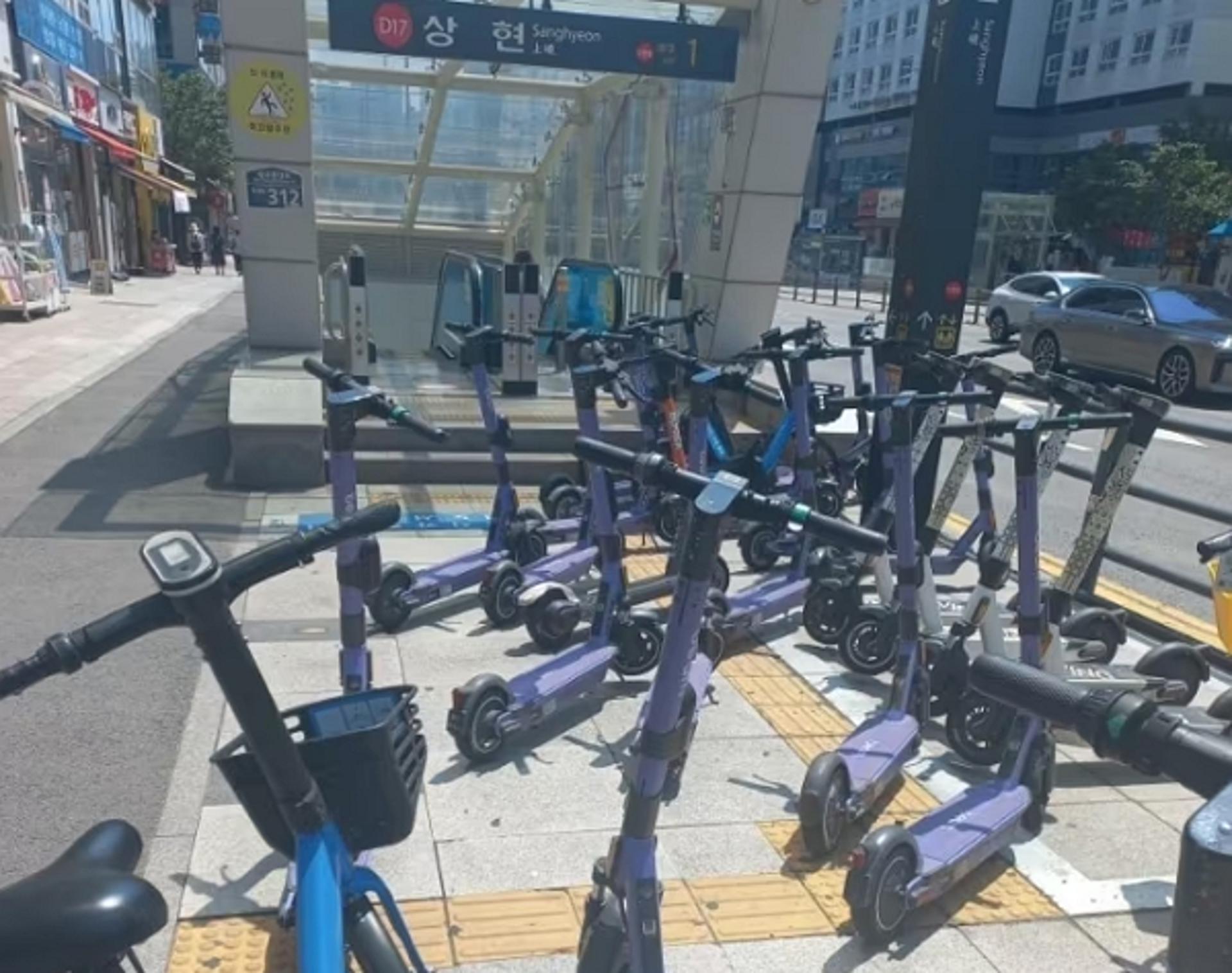 "점자블록까지 점령"…지하철역 점령한 공유 킥보드 무질서 주차