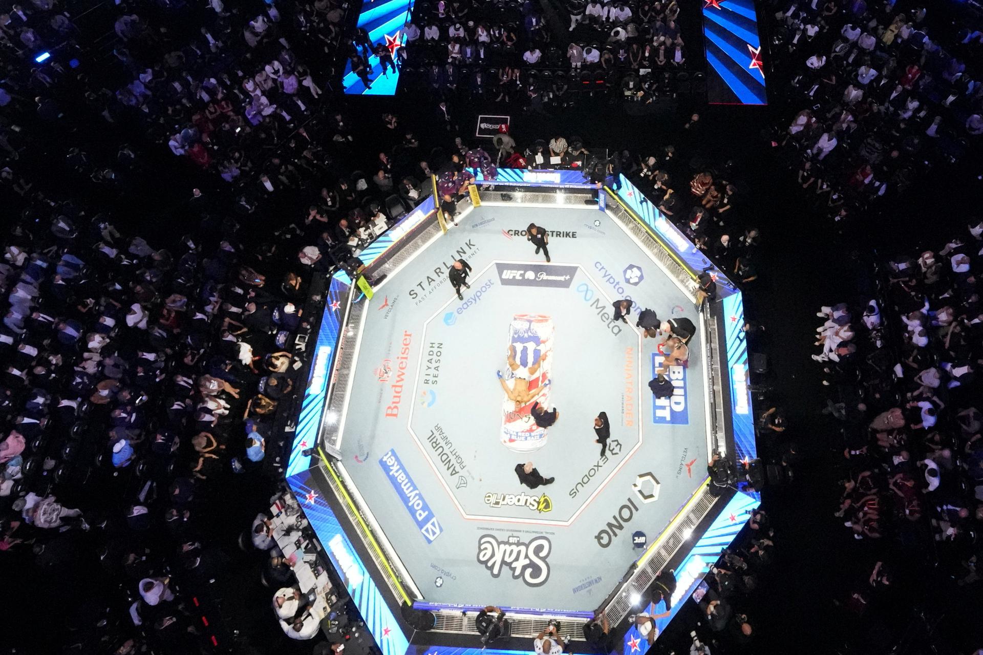 트럼프 생일 기념 백악관 UFC 경기 개최에…미 전역선 반대 시위