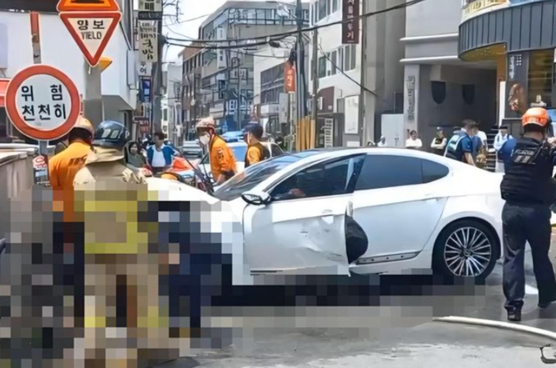 부산서 70대가 몰던 자동차 인도 덮쳐 보행자 2명 사망, 3명 경상