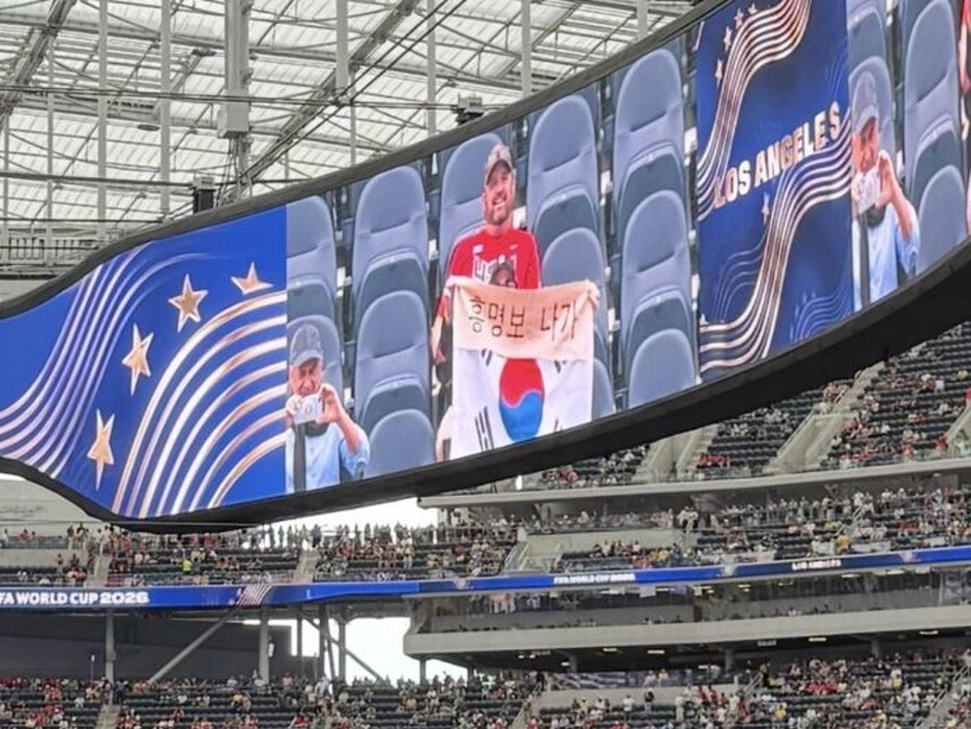 LA 경기장 전광판에 '홍명보 나가' 태극기 든 외국인 관중, 왜?