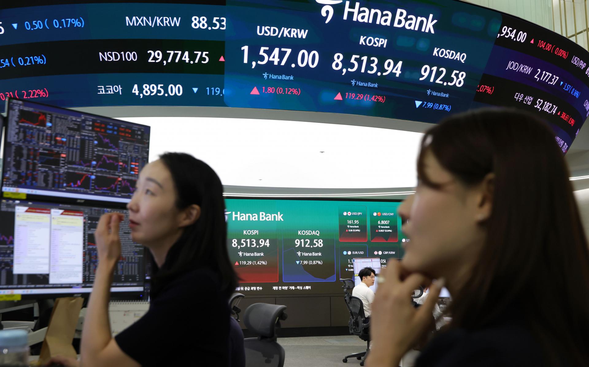 상승 출발 코스피, 8200선 하락 전환…외인 9000억 '팔자'