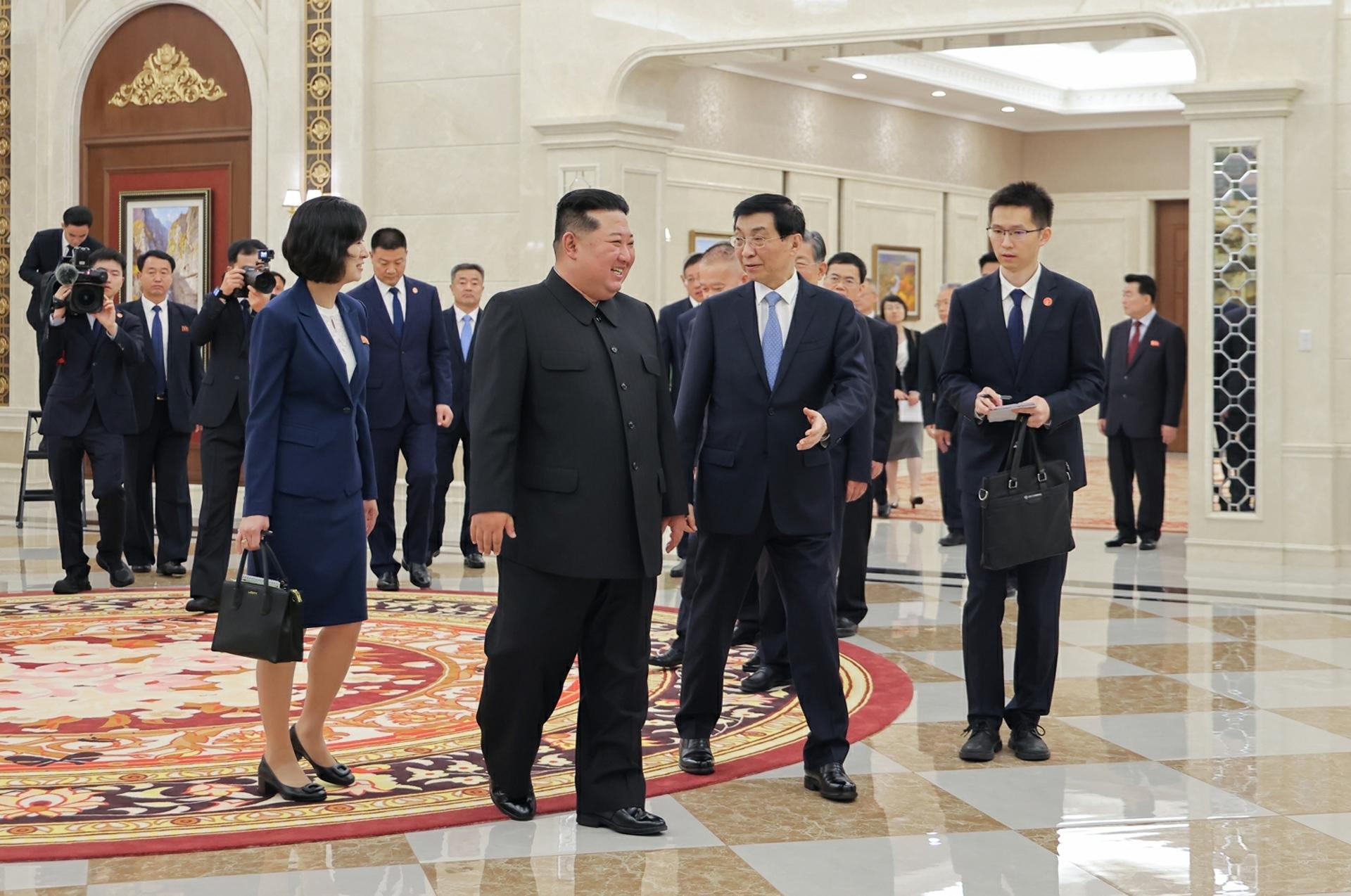 김정은-왕후닝 '상호원조' 재확인…"유사시 자동군사개입" 의미