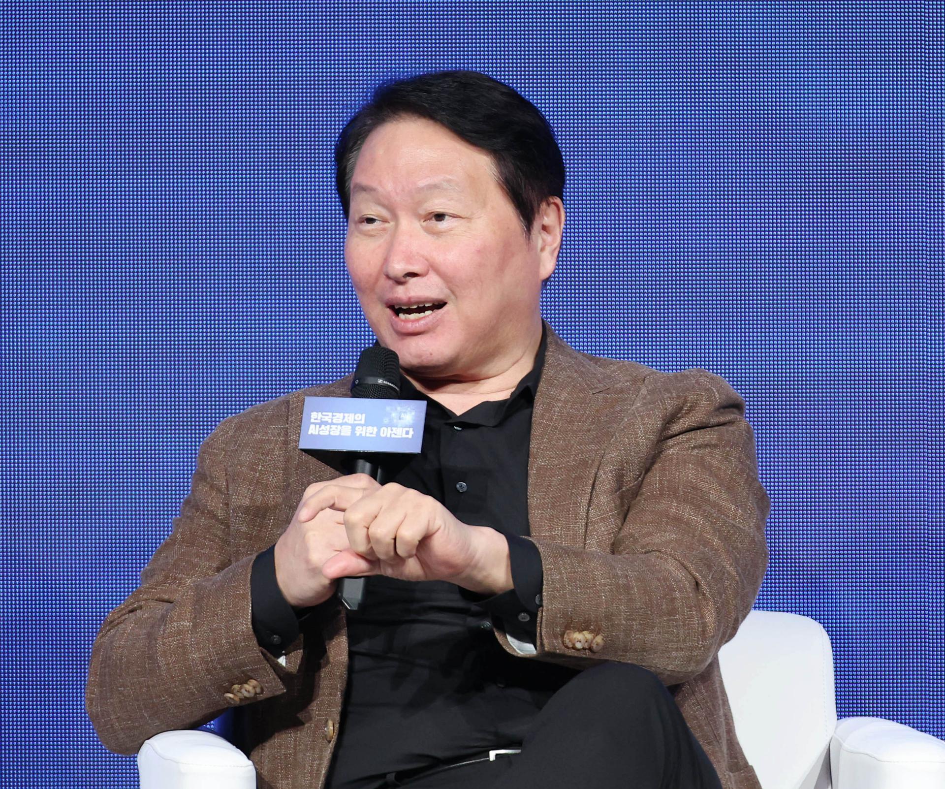 최태원 "SK하이닉스 주가 오를 것, 갖고 있으면 된다"
