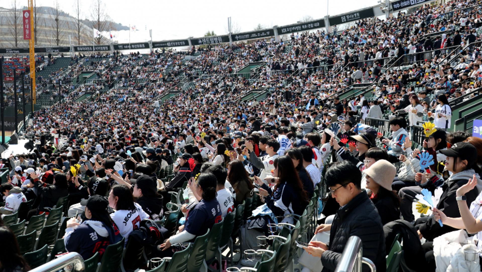"37도 폭염에 못 뛴다"…프로야구 부산·창원 2경기 전격 취소