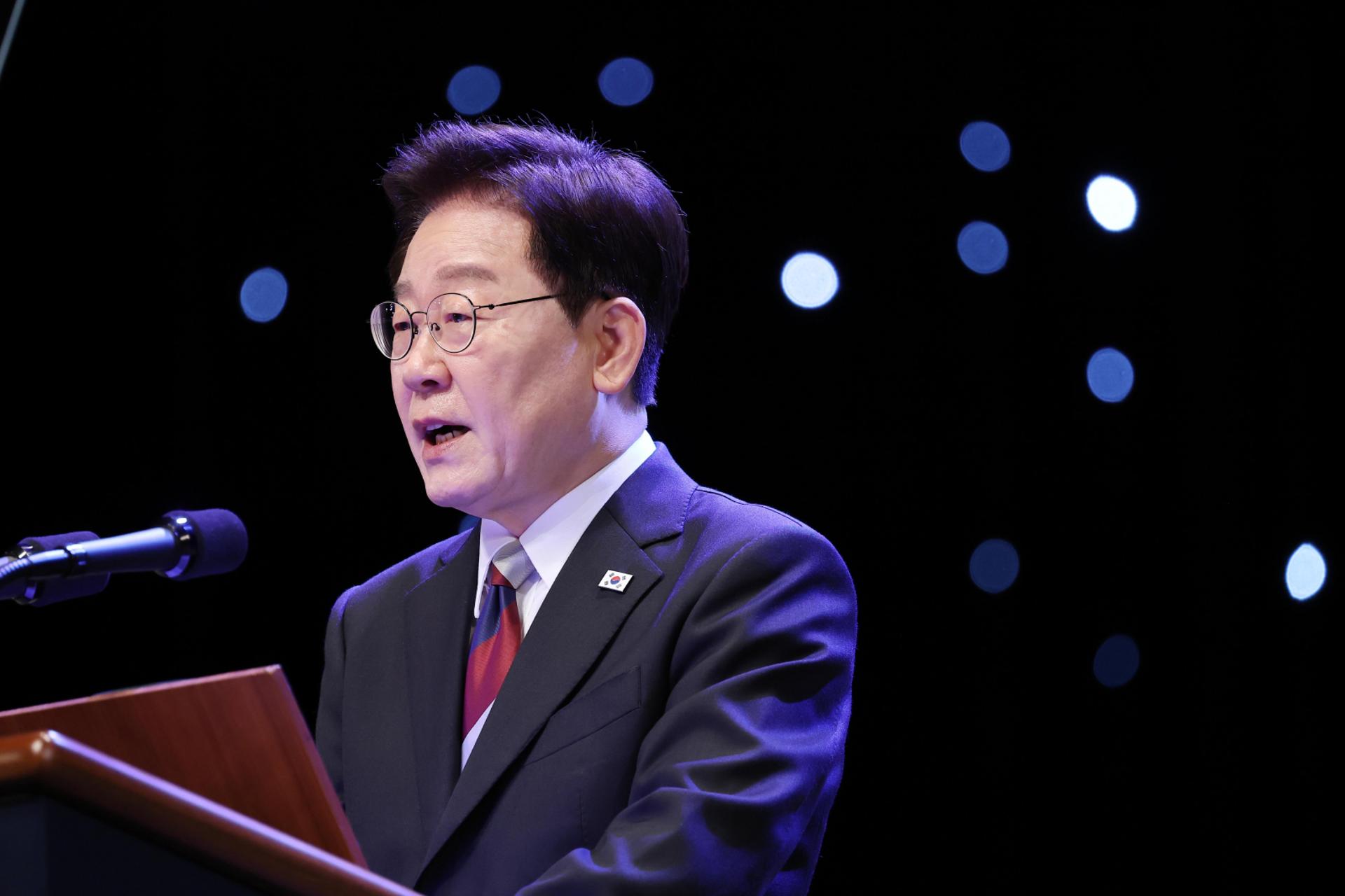 이 대통령, 북한에 "오랜 전쟁 끝낼 당사자 간 논의 시작하자"