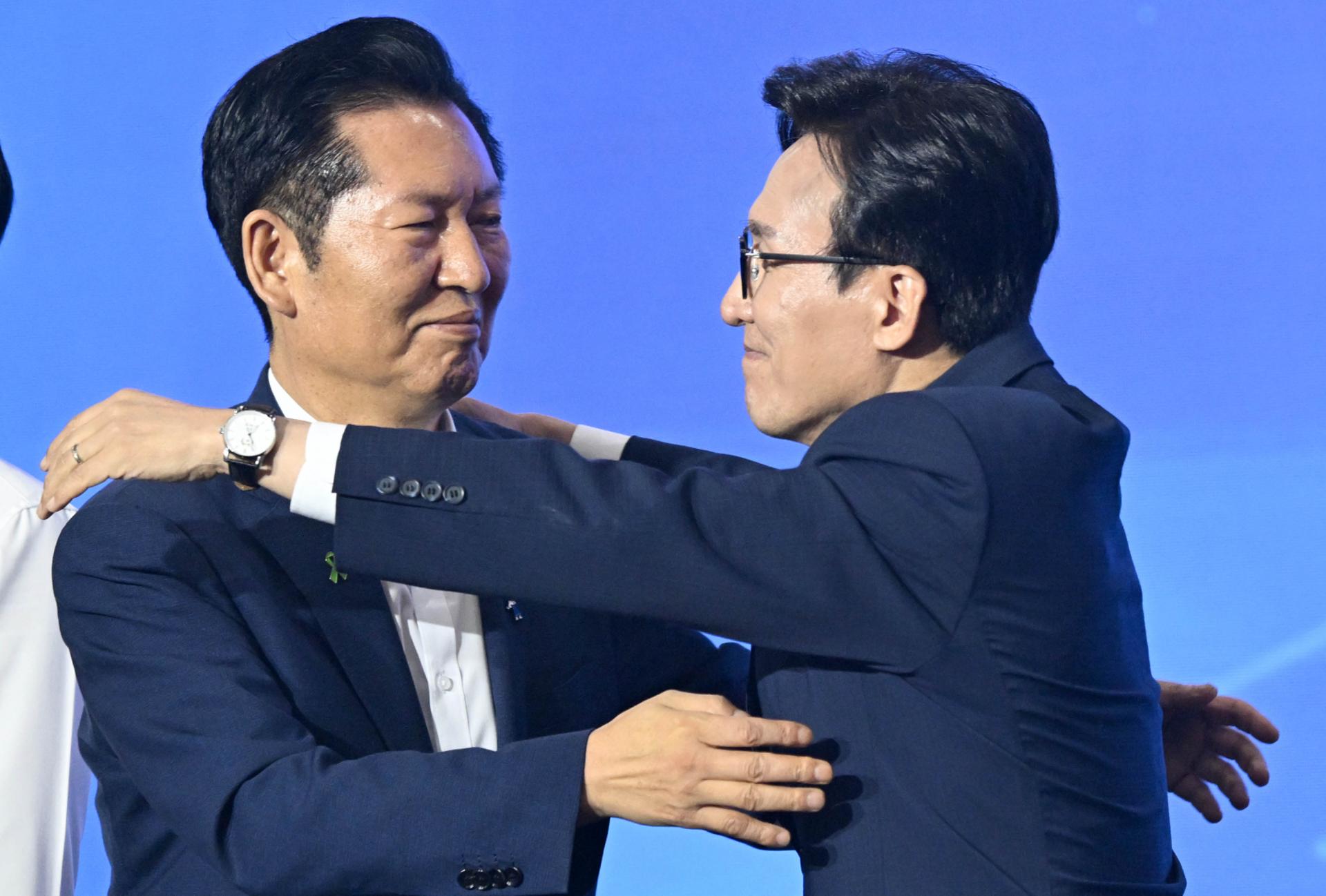 [현장]울컥한 김민석 신임 민주당 대표…정청래, 먼저 손 내밀고 등 툭툭