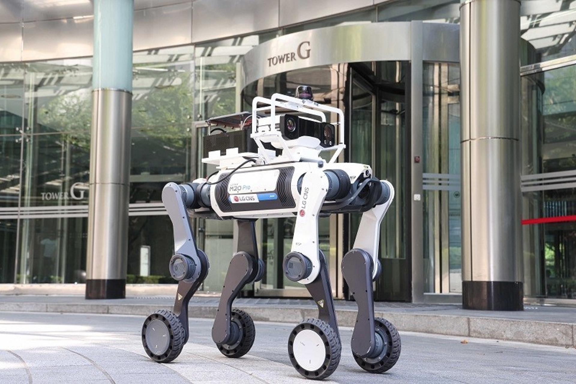 "로봇이 아파트 순찰" LG CNS, 타워팰리스에 경비로봇 도입