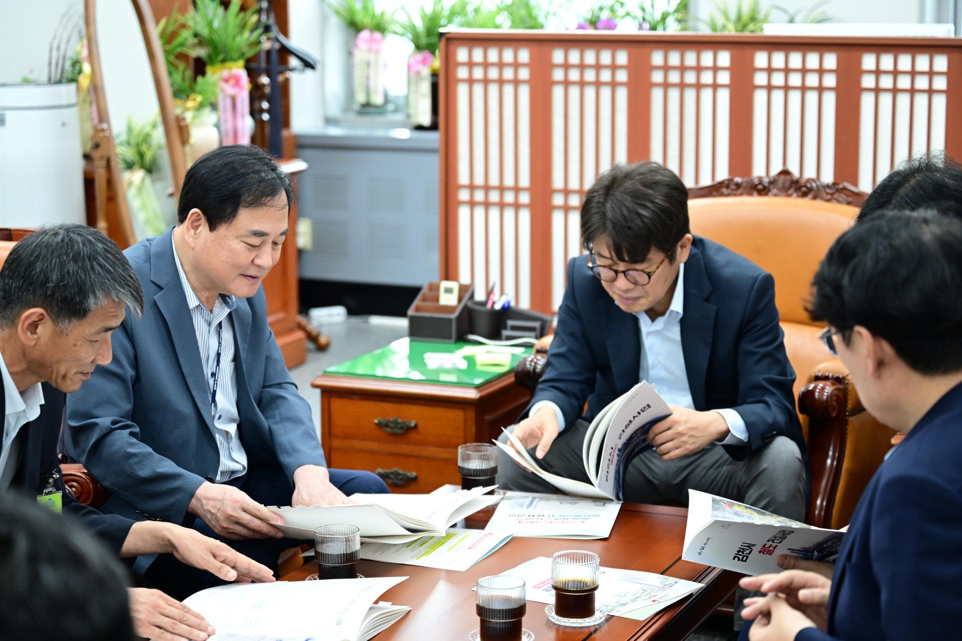 [동정]배낙호 김천시장, 국회 방문 공공기관 유치 등 지원 건의