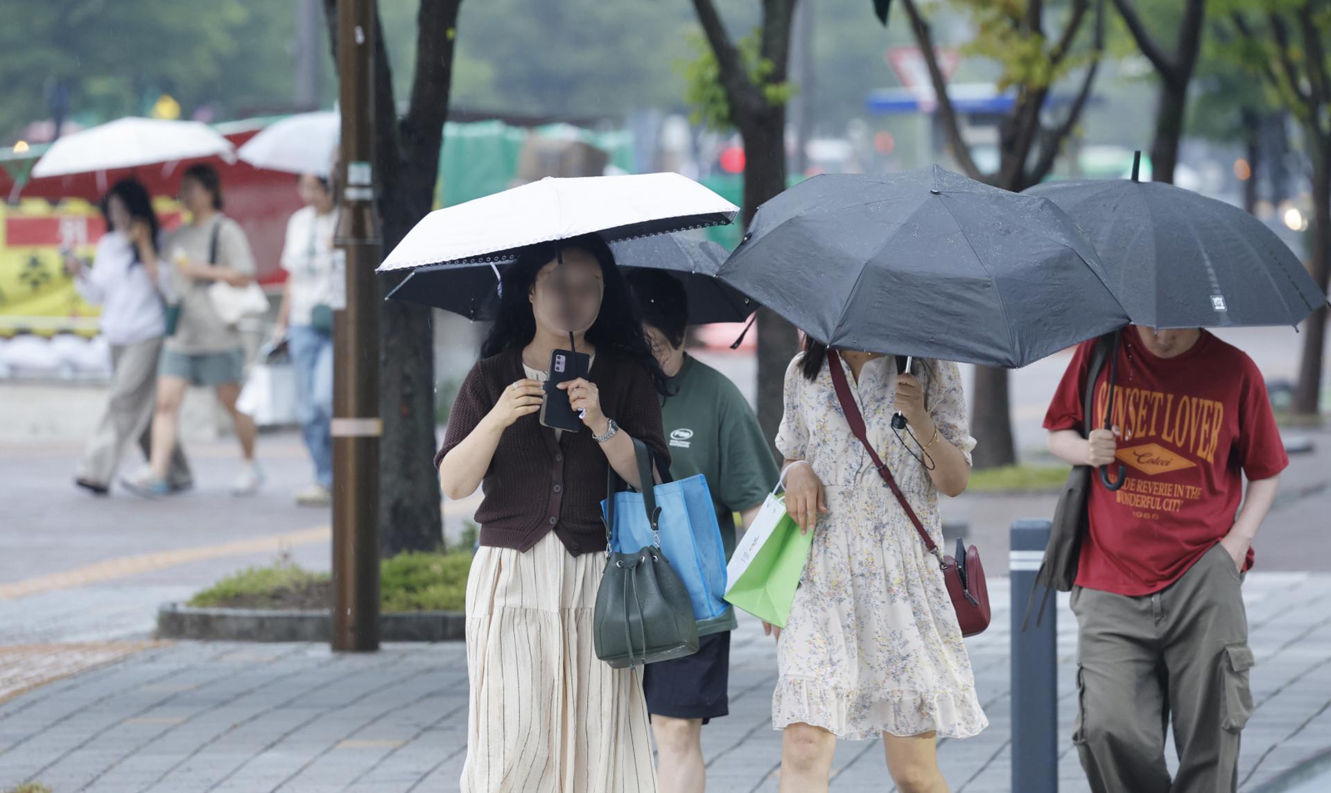 [오늘날씨]경기 남부·충남 등 강한 소나기…낮 최고 35도 찜통더위
