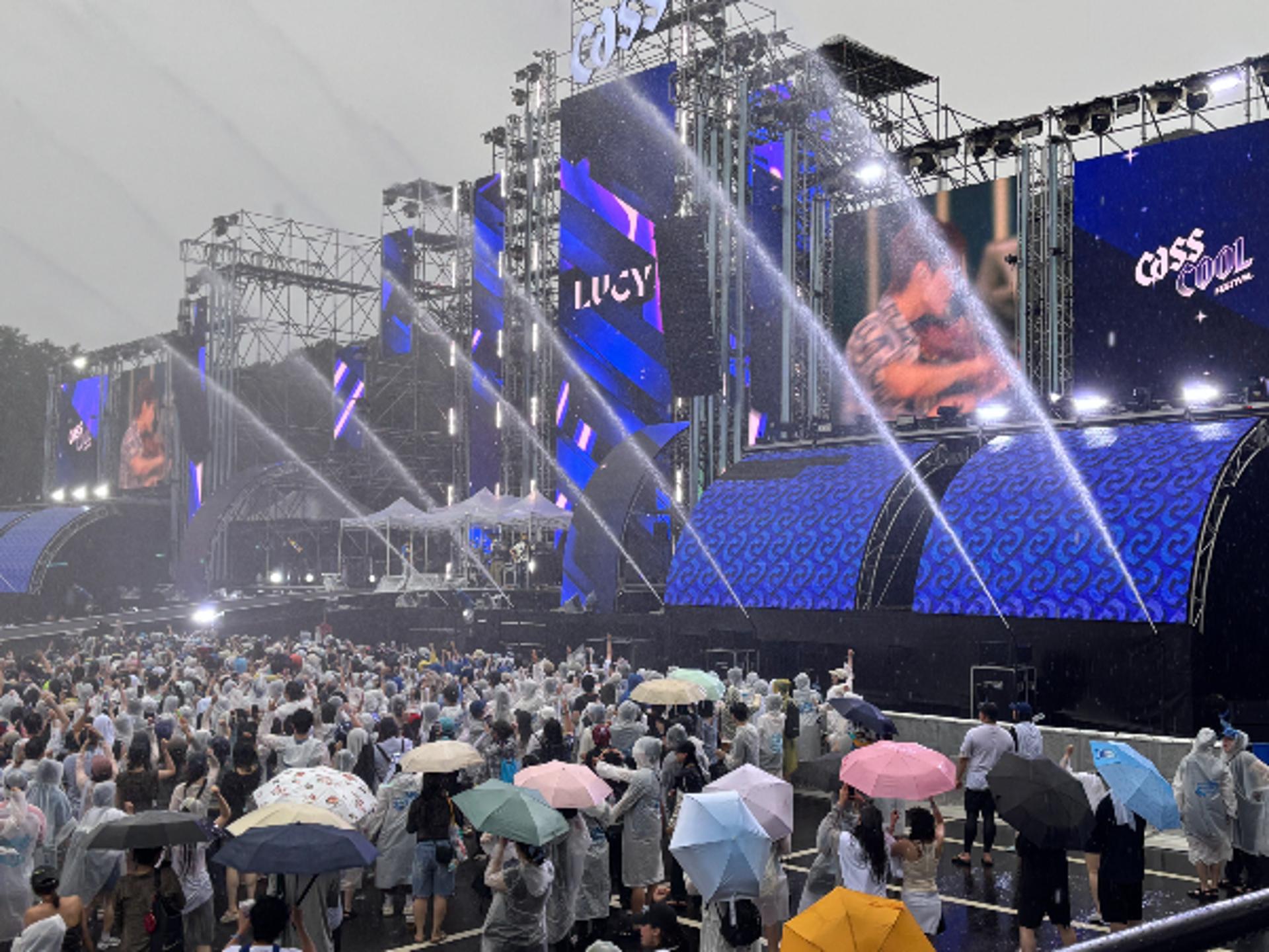 폭우 쏟아져도 "카스!"…카스쿨에 2만명 뛰어들었다