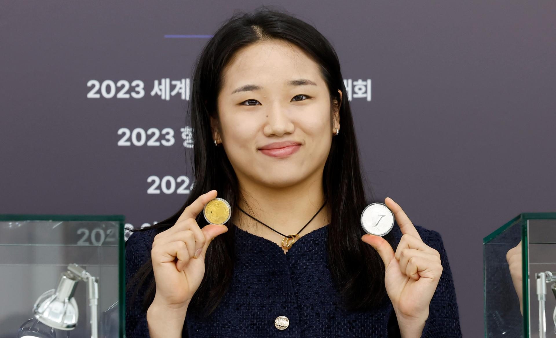 안세영, 3년 만에 세계선수권대회 우승…세계 2위 야마구치에 2-0 완승