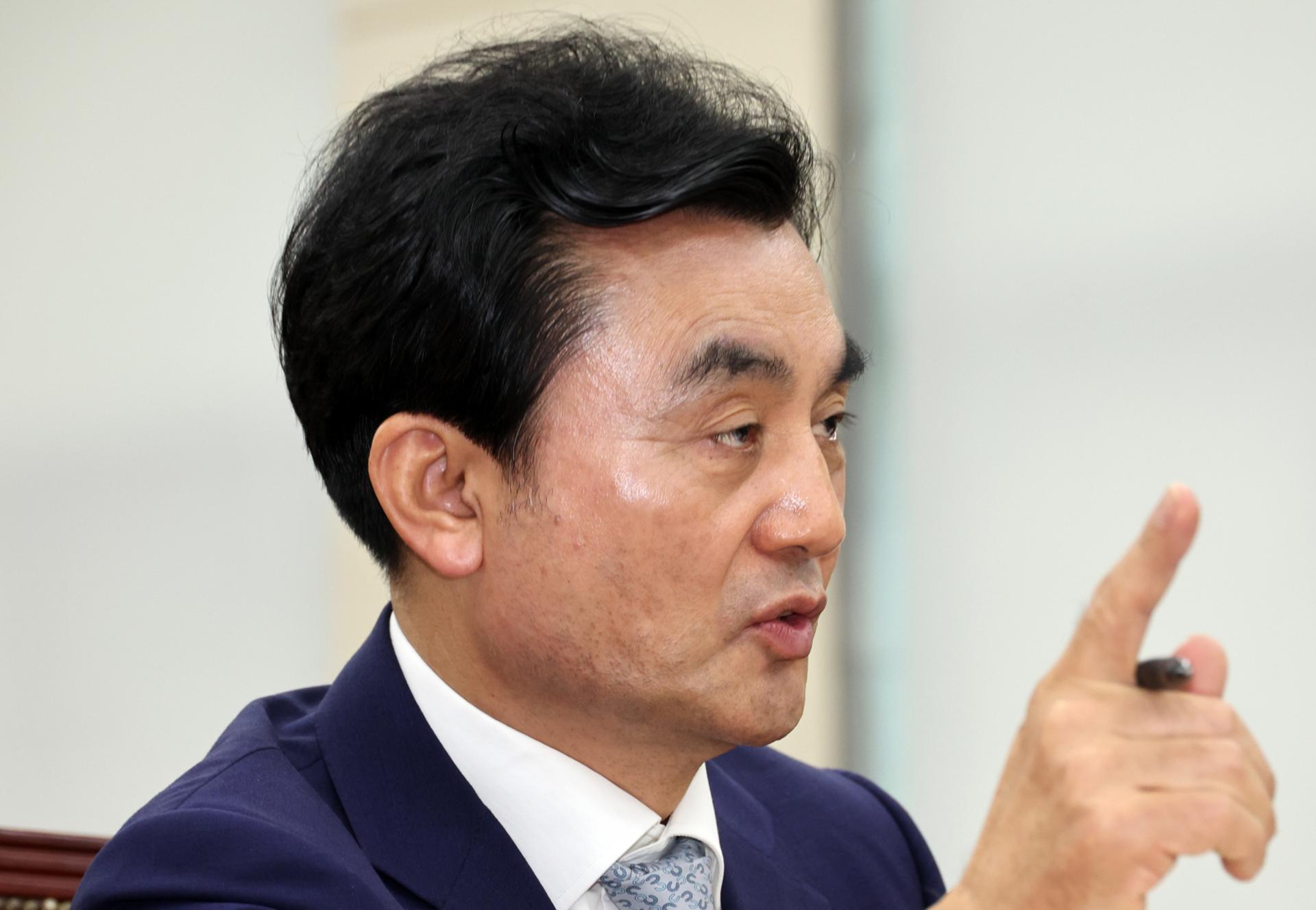 안규백 국방장관, 통합 사관학교 공청회 불참…총동창회 반발 격화