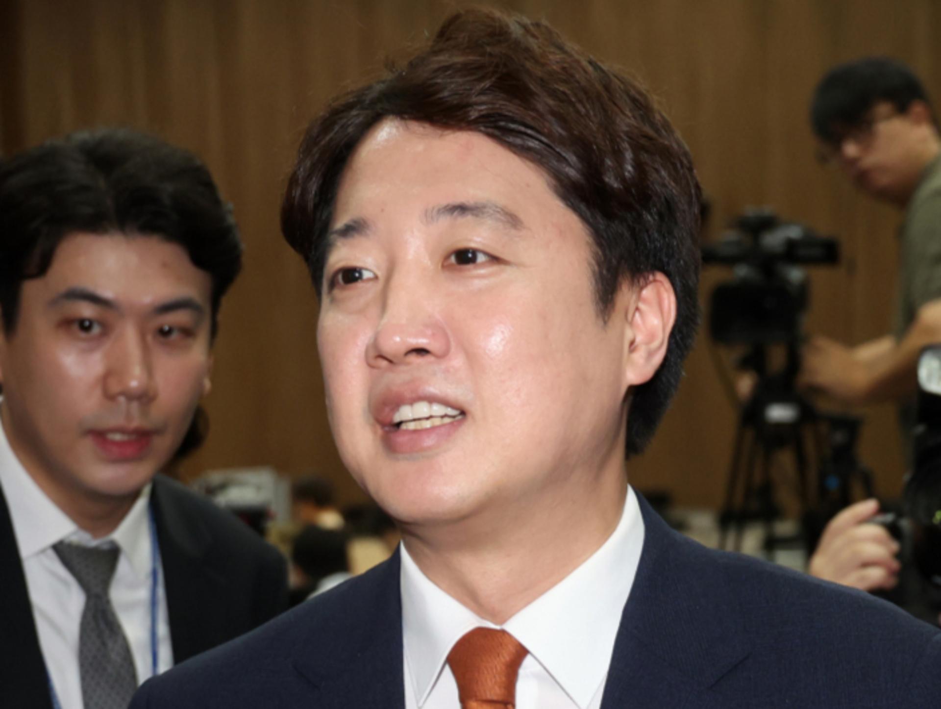 'AI 정치혁명' 꿈꾼 이준석, 냉혹한 현실 앞에 일시 후퇴